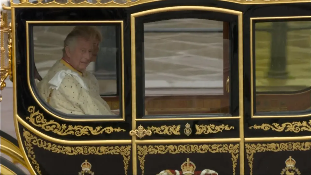 Charles auf dem Weg zur Westminster Abbey Der König kommt!
