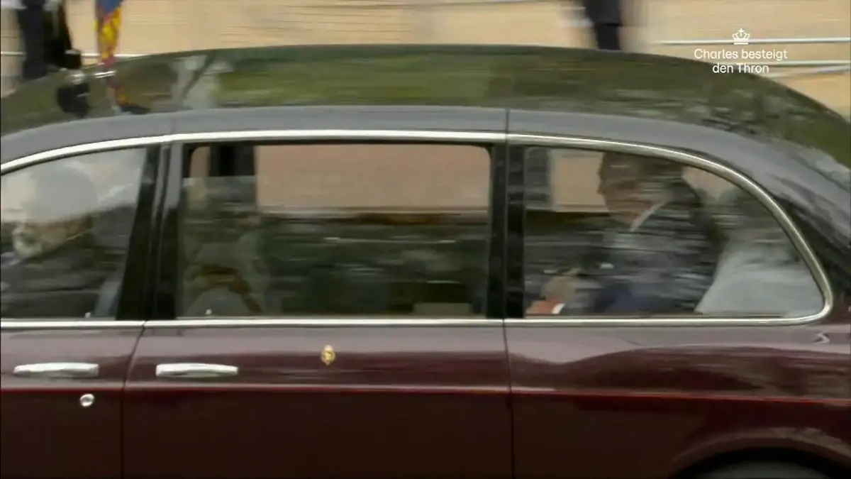 Die ersten Bilder von Charles und Camilla Der König fährt vor!