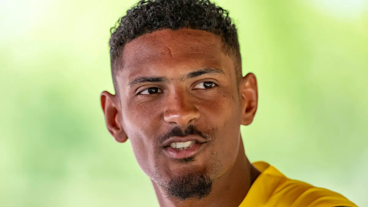 ARCHIV - 17.07.2022, Schweiz, Bad Ragaz: Fußball, Trainingslager von Borussia Dortmund, Tag 3: Sebastien Haller spricht in der Medienrunde zu den Journalisten. Nur Tage nach der Nachricht über die Tumor-Erkrankung von Neuzugang Sébastien Haller steht für Borussia Dortmund das erste Pflichtspiel der Saison an. (zu "Pflichtspiel-Auftakt für den BVB - Haller fällt monatelang aus") Foto: David Inderlied/dpa +++ dpa-Bildfunk +++