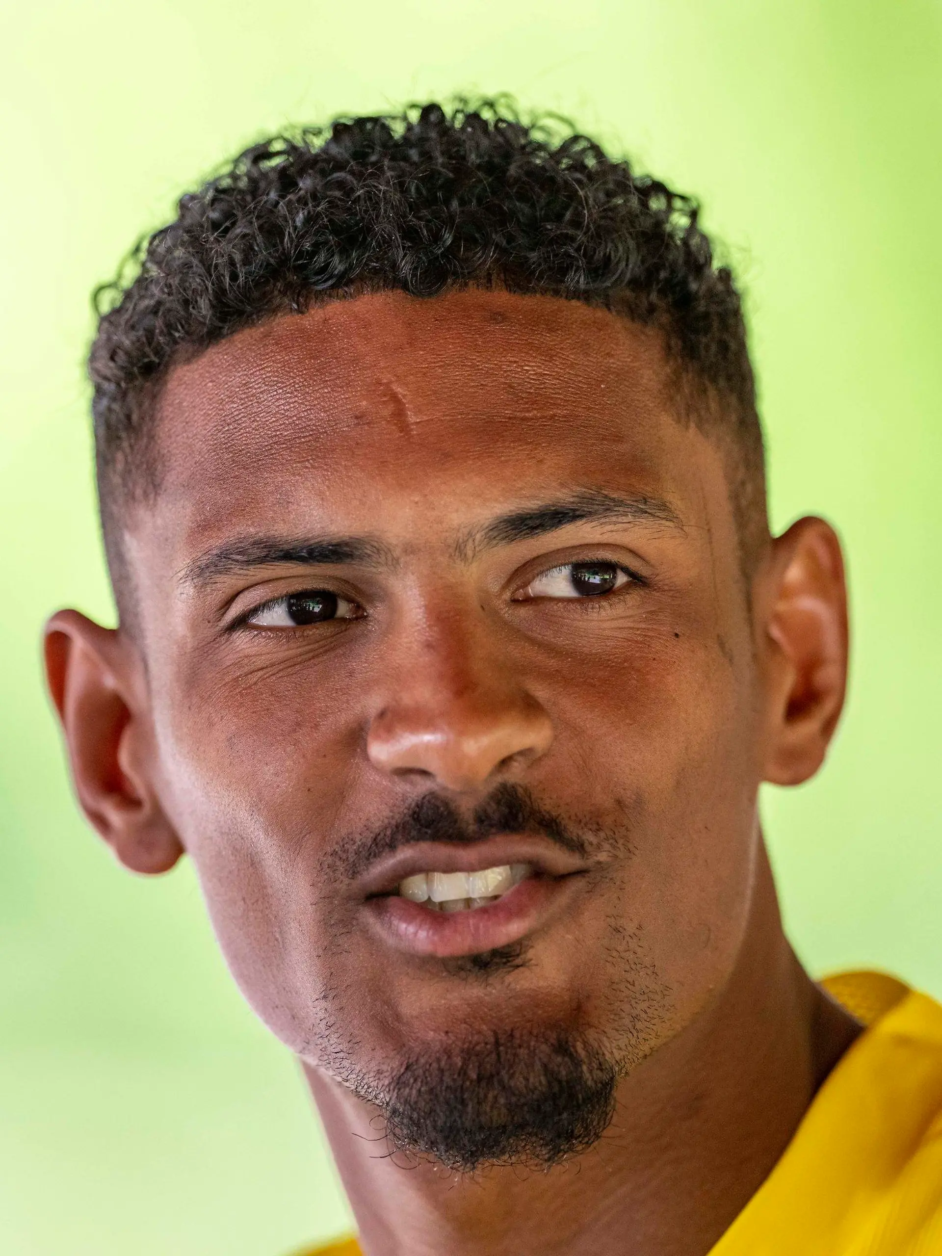 ARCHIV - 17.07.2022, Schweiz, Bad Ragaz: Fußball, Trainingslager von Borussia Dortmund, Tag 3: Sebastien Haller spricht in der Medienrunde zu den Journalisten. Nur Tage nach der Nachricht über die Tumor-Erkrankung von Neuzugang Sébastien Haller steht für Borussia Dortmund das erste Pflichtspiel der Saison an. (zu "Pflichtspiel-Auftakt für den BVB - Haller fällt monatelang aus") Foto: David Inderlied/dpa +++ dpa-Bildfunk +++