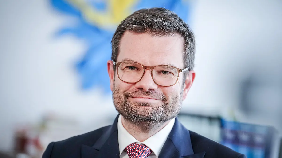 10.08.2023, Berlin: Marco Buschmann (FDP), Bundesminister der Justiz, spricht in einem Interview in seinem Ministerium mit einer Journalistin der Deutschen Presse-Agentur. (zu dpa ««Bürokratie-Burn-Out»: Buschmann kündigt substanzielle Entlastung an») Foto: Kay Nietfeld/dpa +++ dpa-Bildfunk +++