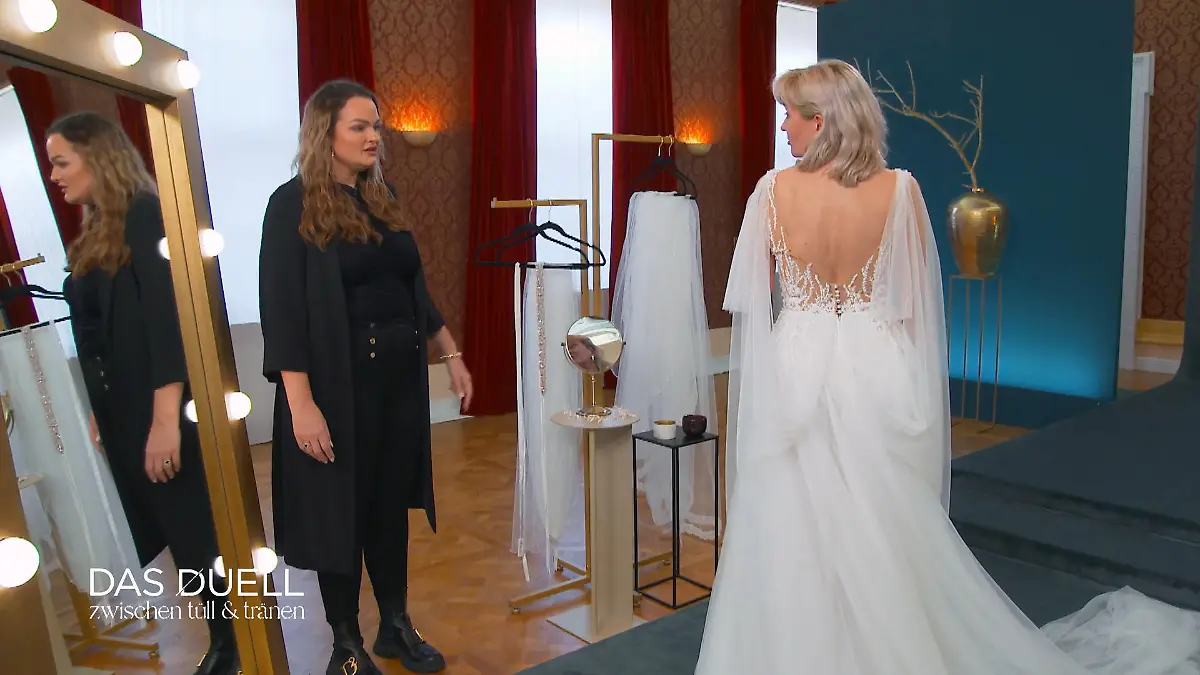 Elisa versucht mit einem Prinzessinen-Kleid zu punkten Das ist doch kein Boho!