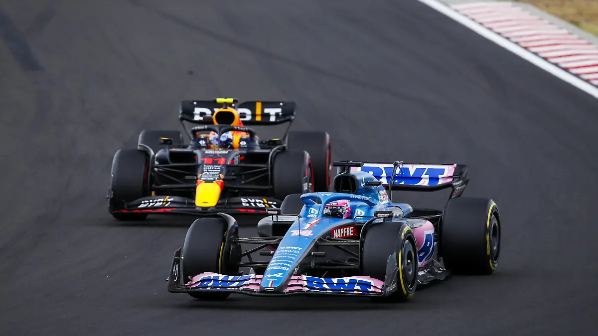  14 ALONSO Fernando spa, Alpine F1 Team A522, 11 PEREZ Sergio mex, Red Bull Racing RB18, action during the Formula 1 Aramco Magyar Nagydij 2022, Hungarian Grand Prix 2022, 12th round of the 2022 FIA Formula One World Championship, WM, Weltmeisterschaft from July 28 to 31, 2022 on the Hungaroring, in Mogyorod, Hungary - F1 - HUNGARIAN GRAND PRIX 2022 - RACE DPPI/Panoramic PUBLICATIONxNOTxINxFRAxITAxBEL 00122031__F_16805.JPG_