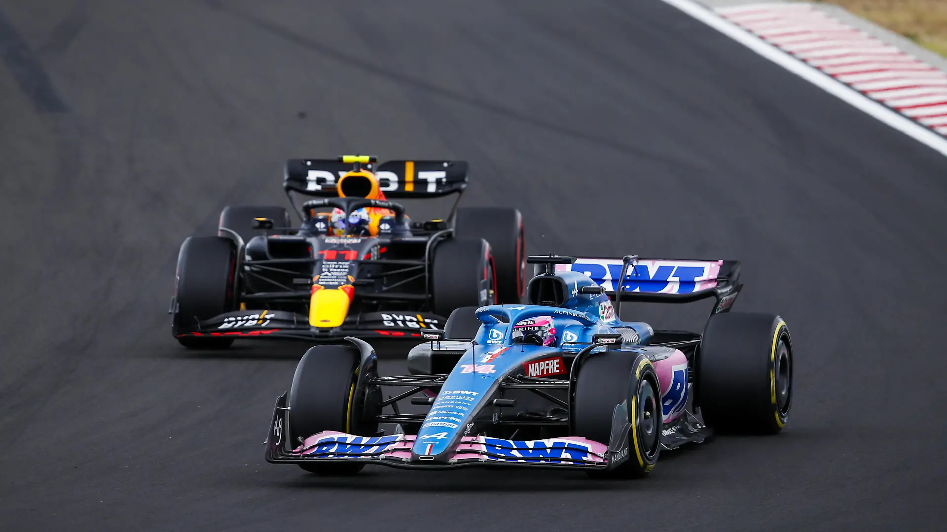 14 ALONSO Fernando spa, Alpine F1 Team A522, 11 PEREZ Sergio mex, Red Bull Racing RB18, action during the Formula 1 Aramco Magyar Nagydij 2022, Hungarian Grand Prix 2022, 12th round of the 2022 FIA Formula One World Championship, WM, Weltmeisterschaft from July 28 to 31, 2022 on the Hungaroring, in Mogyorod, Hungary - F1 - HUNGARIAN GRAND PRIX 2022 - RACE DPPI/Panoramic PUBLICATIONxNOTxINxFRAxITAxBEL 00122031__F_16805.JPG_