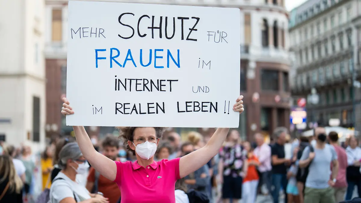 ABD0130_20220801 - WIEN - ÖSTERREICH: Gedenkveranstaltung der Initiative #YesWeCare für die oberösterreichische Ärztin Lisa-Maria Kellermayr am Montag, 01. August 2022, am Wiener Stephansplatz. - FOTO: APA/GEORG HOCHMUTH - 20220801_PD6200