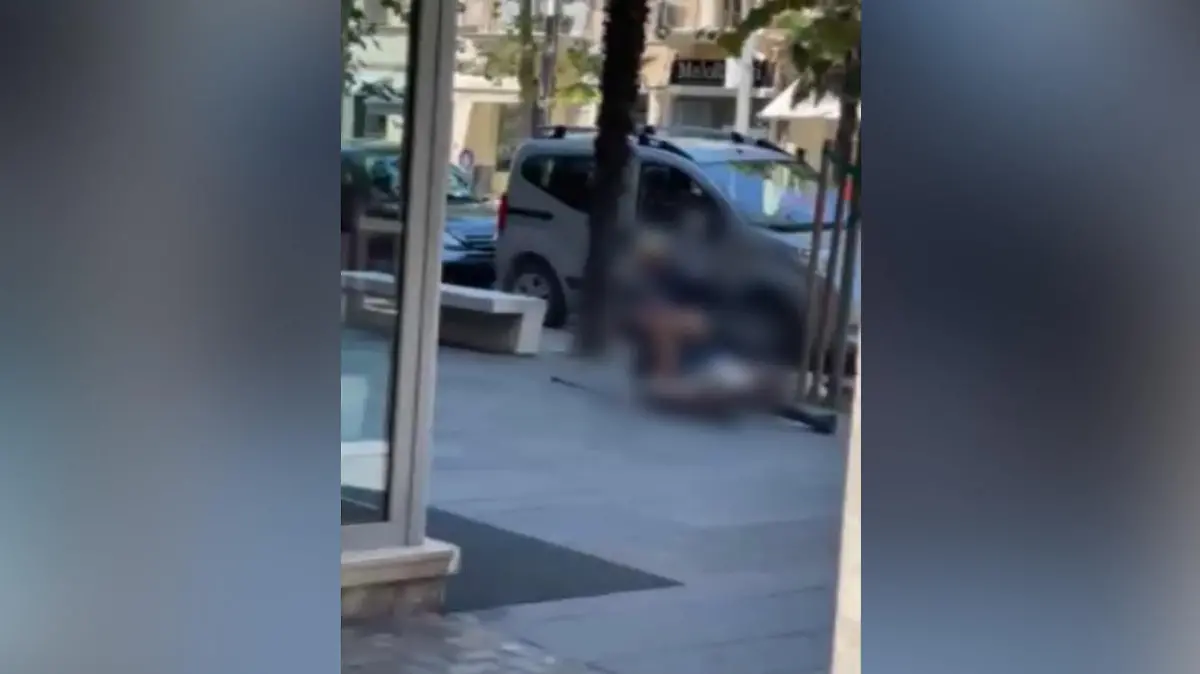 Wildgewordener Mann prügelt Straßenhändler zu Tode.