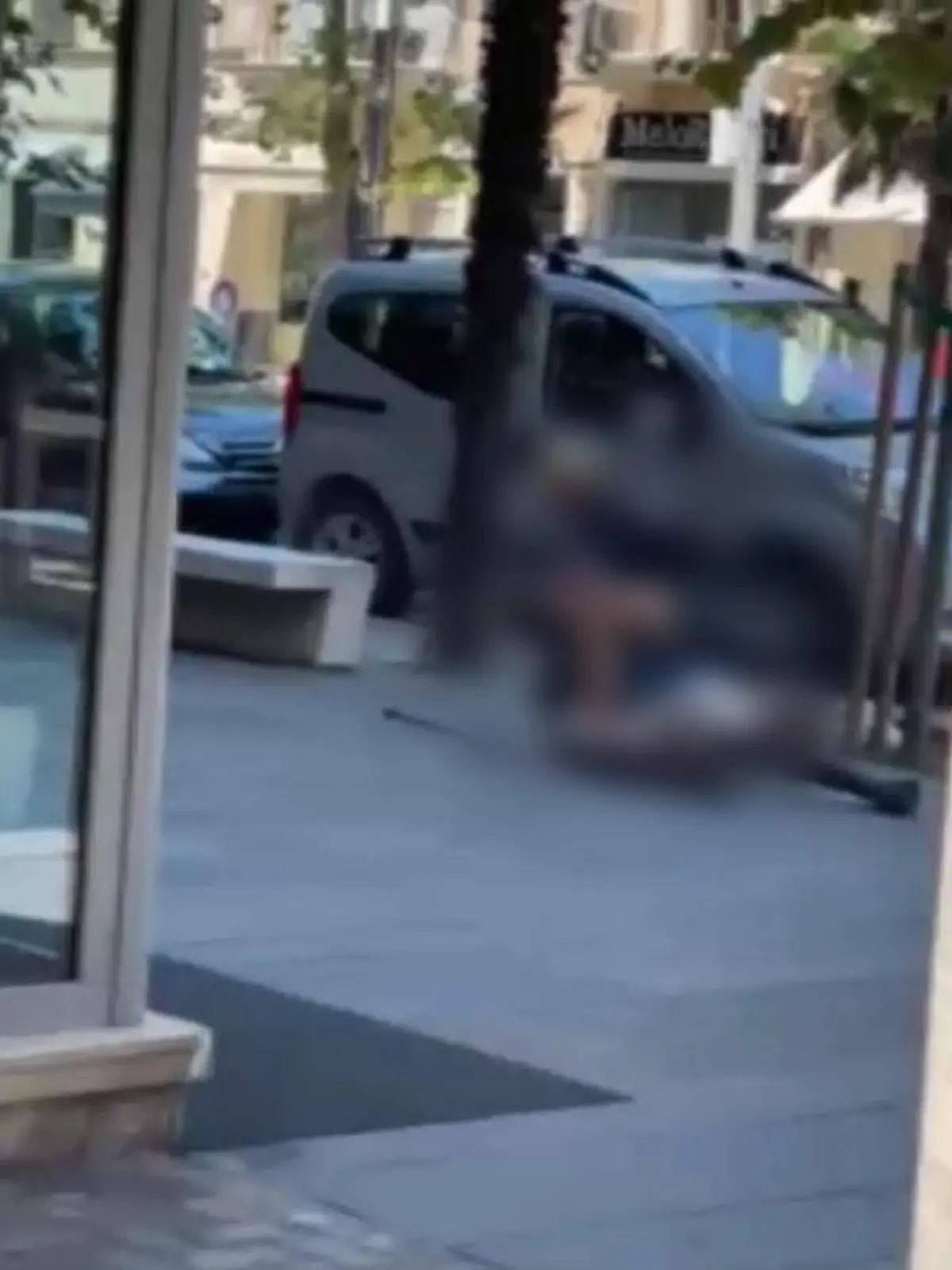 Wildgewordener Mann prügelt Straßenhändler zu Tode.
