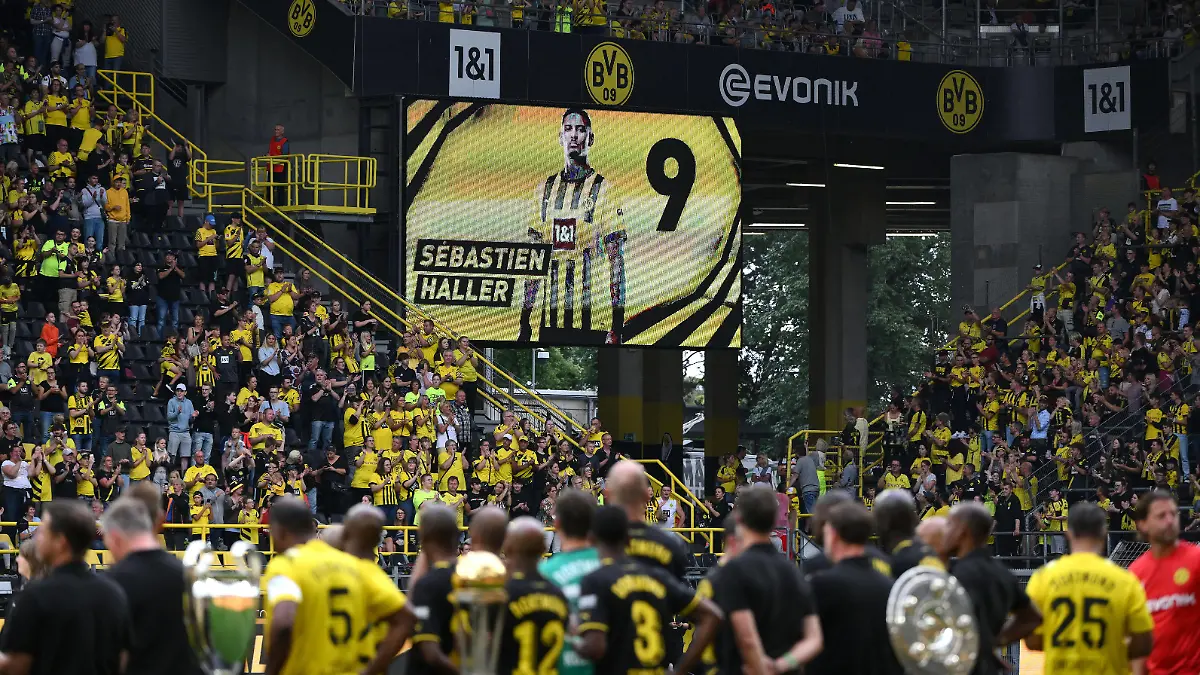  Das Foto von Sebastian Haller Borussia Dortmund wurde auf der Anzeigentafel gezeigt 31.07.2022, Fussball GER, Borussia Dortmund Saisoneröffnung 2022/2023 mit Vorstellung des Profi Kaders und Legendenspiel Foto: Maik Hölter/TEAM2sportphoto Dortmund Signal Iduna Park Nordrhein Westfalen Deutschland *** The photo of Sebastian Haller Borussia Dortmund was shown on the scoreboard 31 07 2022, football GER, Borussia Dortmund season opening 2022 2023 with presentation of the professional squad and legends game photo Maik Hölter TEAM2sportphoto Dortmund Signal Iduna Park Nordrhein Westfalen Germany Team2