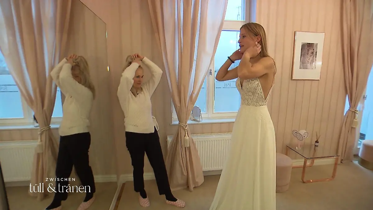 Lena probiert ein Vintage-Modell an Im Zwiespalt