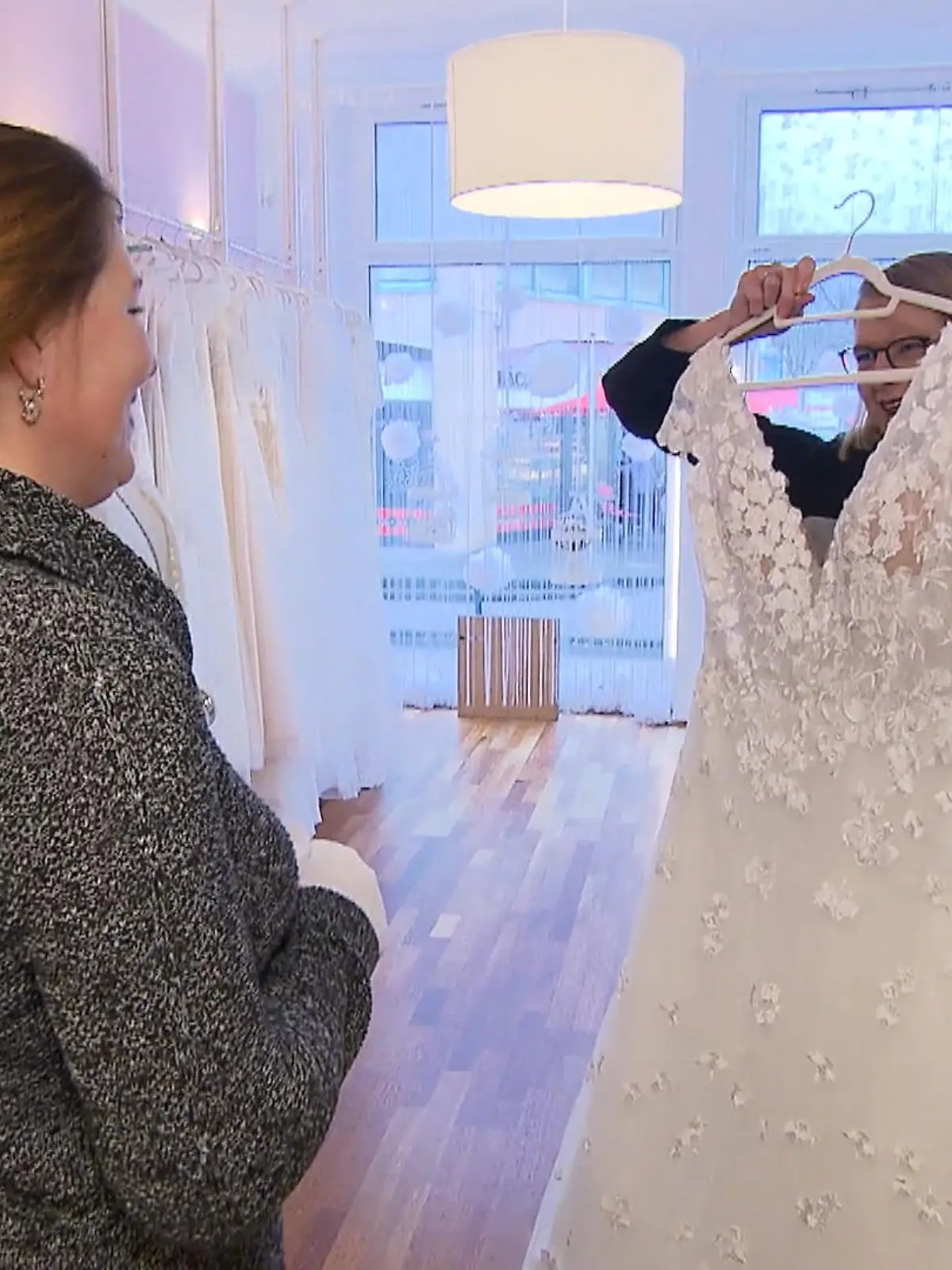 Bild zu: "Isabelle hat ihr Traumkleid im Internet gesehen"