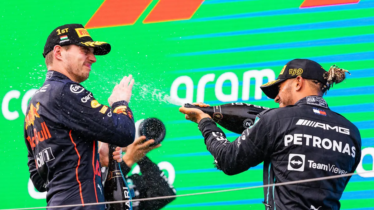 Sport Bilder des Tages VERSTAPPEN Max ned, Red Bull Racing RB18, portrait HAMILTON Lewis gbr, Mercedes AMG F1 Team W13, portrait podium during the Formula 1 Aramco Magyar Nagydij 2022, Hungarian Grand Prix 2022, 12th round of the 2022 FIA Formula One World Championship, WM, Weltmeisterschaft from July 28 to 31, 2022 on the Hungaroring, in Mogyorod, Hungary - F1 - HUNGARIAN GRAND PRIX 2022 - RACE DPPI/Panoramic PUBLICATIONxNOTxINxFRAxITAxBEL JFR66083