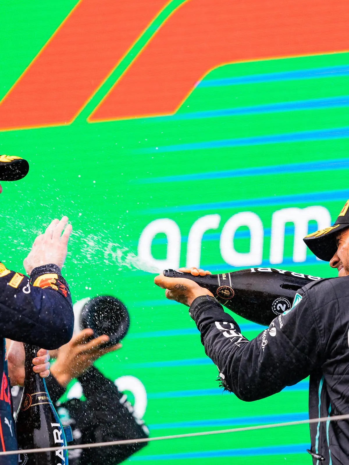 Sport Bilder des Tages VERSTAPPEN Max ned, Red Bull Racing RB18, portrait HAMILTON Lewis gbr, Mercedes AMG F1 Team W13, portrait podium during the Formula 1 Aramco Magyar Nagydij 2022, Hungarian Grand Prix 2022, 12th round of the 2022 FIA Formula One World Championship, WM, Weltmeisterschaft from July 28 to 31, 2022 on the Hungaroring, in Mogyorod, Hungary - F1 - HUNGARIAN GRAND PRIX 2022 - RACE DPPI/Panoramic PUBLICATIONxNOTxINxFRAxITAxBEL JFR66083