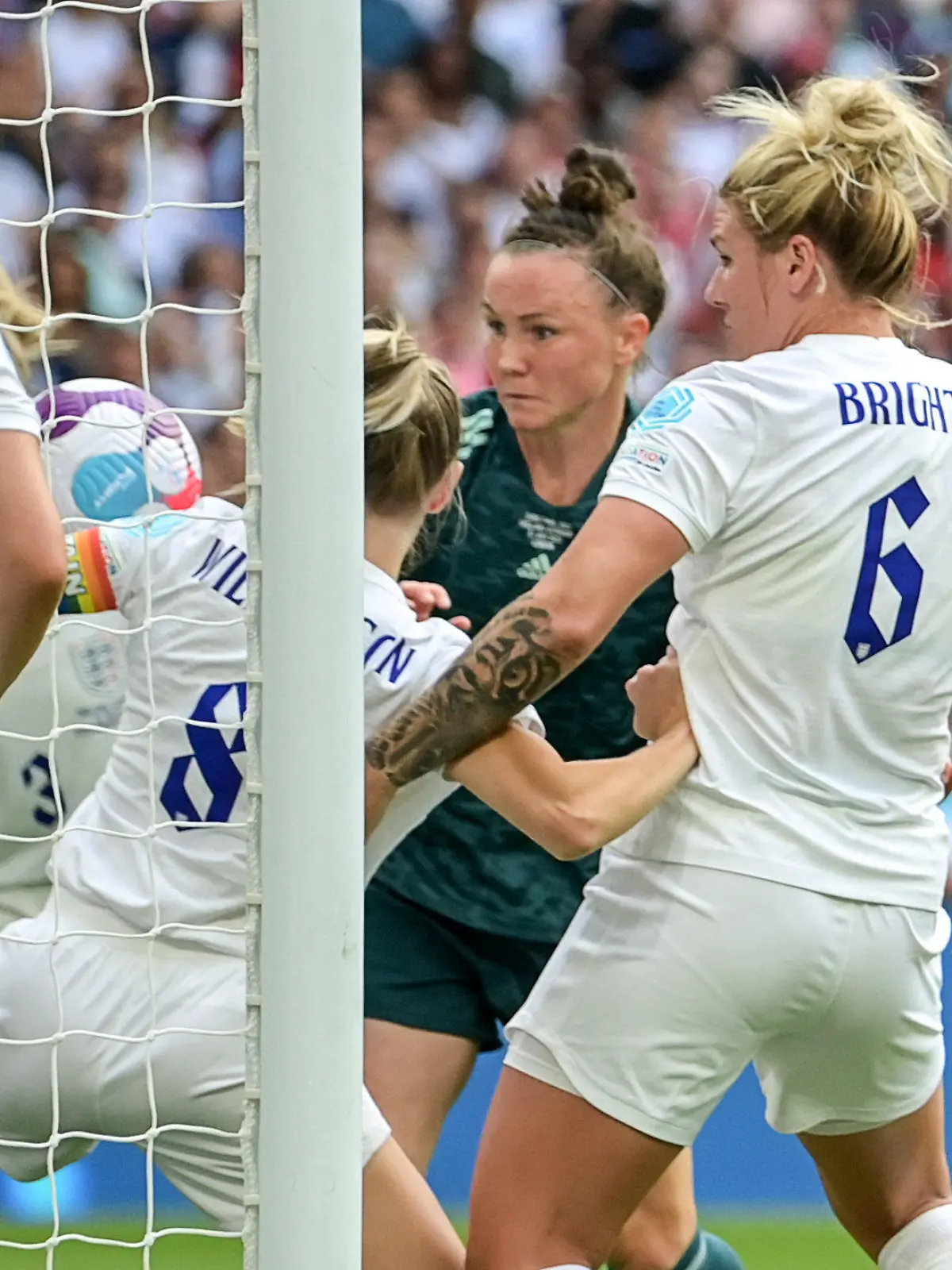 31.07.2022, Großbritannien, London: Fußball, Frauen: EM, England - Deutschland, Finalrunde, Finale im Wembley-Stadion: Deutschlands Marina Hegering (2.v.r.) in Aktion bei einer Riesenchance gegen Englands Kapitänin Leah Williamson (3.v.r.) und Englands Millie Bright (r) . Bei dieser Szene überprüfte der Video-Schiedsrichter einen möglichen Handelfmeter. Der Elfmeterpfiff blieb aber aus. Foto: Sebastian Gollnow/dpa +++ dpa-Bildfunk +++