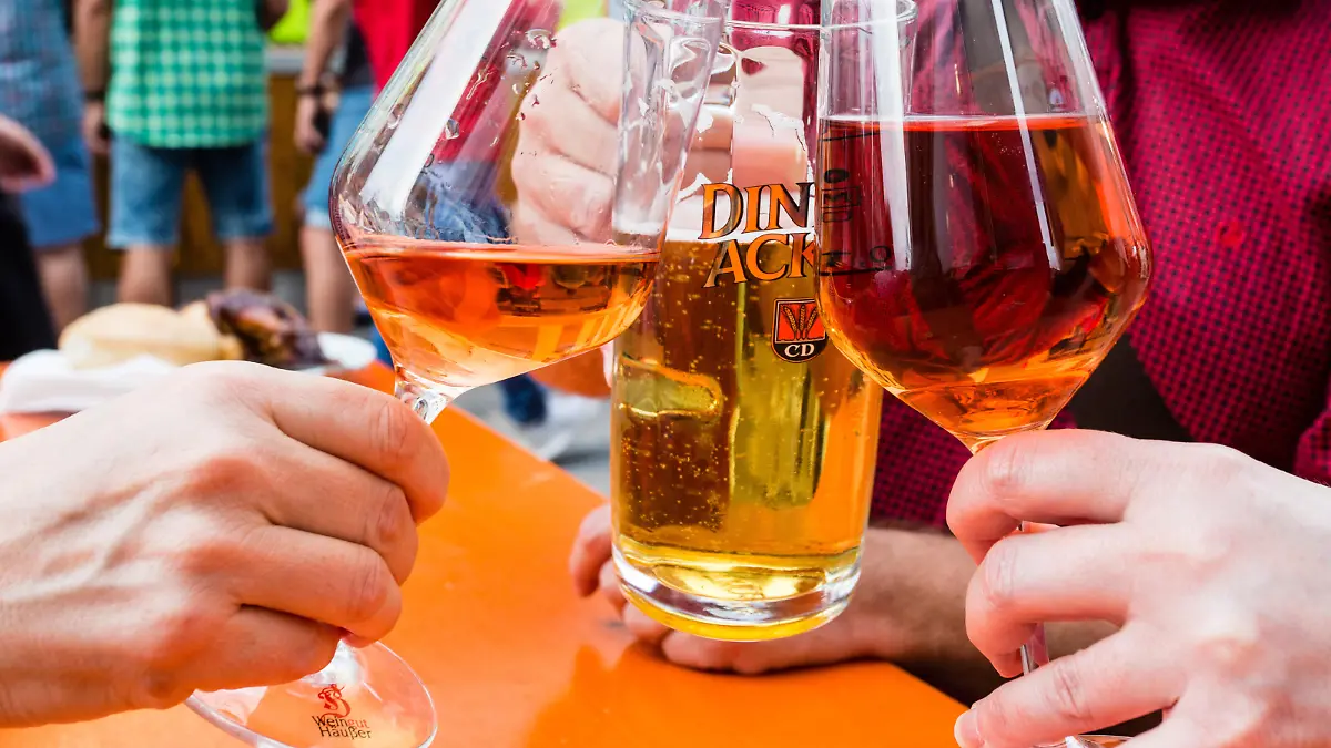 Anstossen mit einem Rosé und Rotweinglas, sowie mit einem Bierkrug, Citytreff Winnenden, 20.07.2019.
