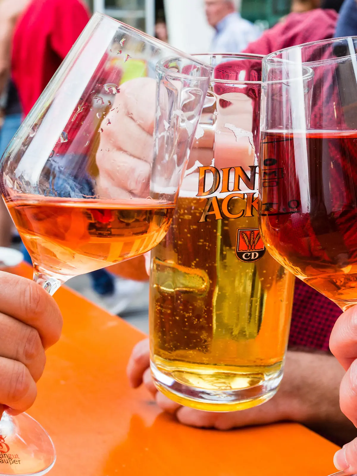 Anstossen mit einem Rosé und Rotweinglas, sowie mit einem Bierkrug, Citytreff Winnenden, 20.07.2019.