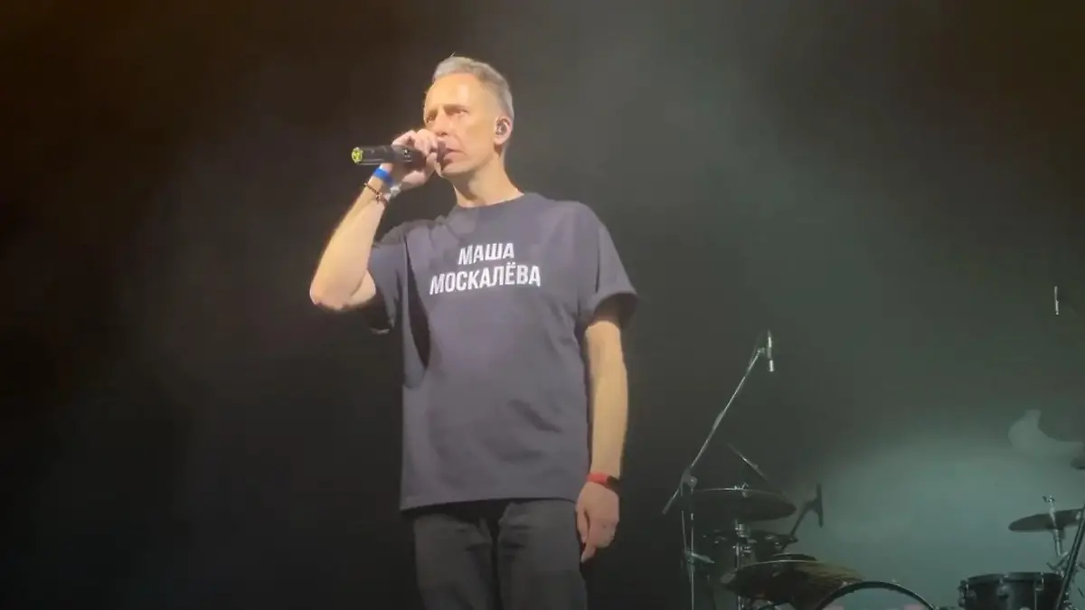 Anti-Kriegssprechchöre bei Punkkonzert in Moskau 