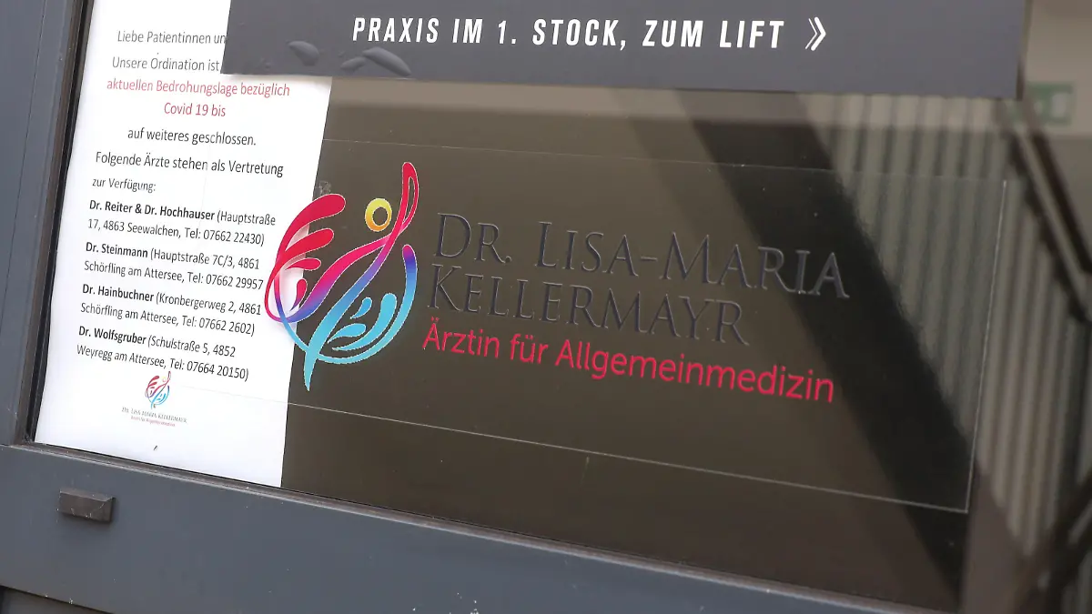 ABD0153_20220729 - VÖKLABRUCK - ÖSTERREICH: ZU APA0443 VOM 29.7.2022 - Das Schild der Ordiantion der oberösterreichische Ärztin Lisa-Maria Kellermayr, am Freitag, 29. Juli 2022, in Seewalchen. Die Medizinerin die zuletzt wegen Morddrohungen ihre Praxis geschlossen hat, ist am Freitag, 29. Juli tot in ihrer Ordination im Bezirk Vöcklabruck gefunden worden. Die Staatsanwaltschaft Wels bestätigte einen Suizid. - FOTO: APA/DANIEL SCHARINGER - 20220729_PD9755