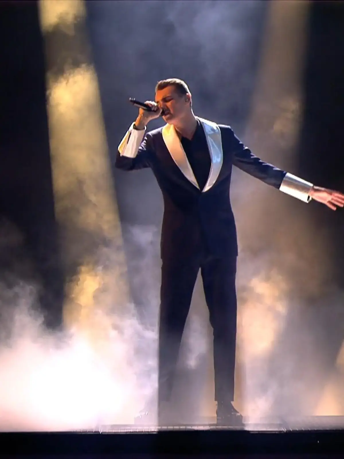 Bild zu: "Lorent Berisha überzeugt mit "Lay Me Down""
