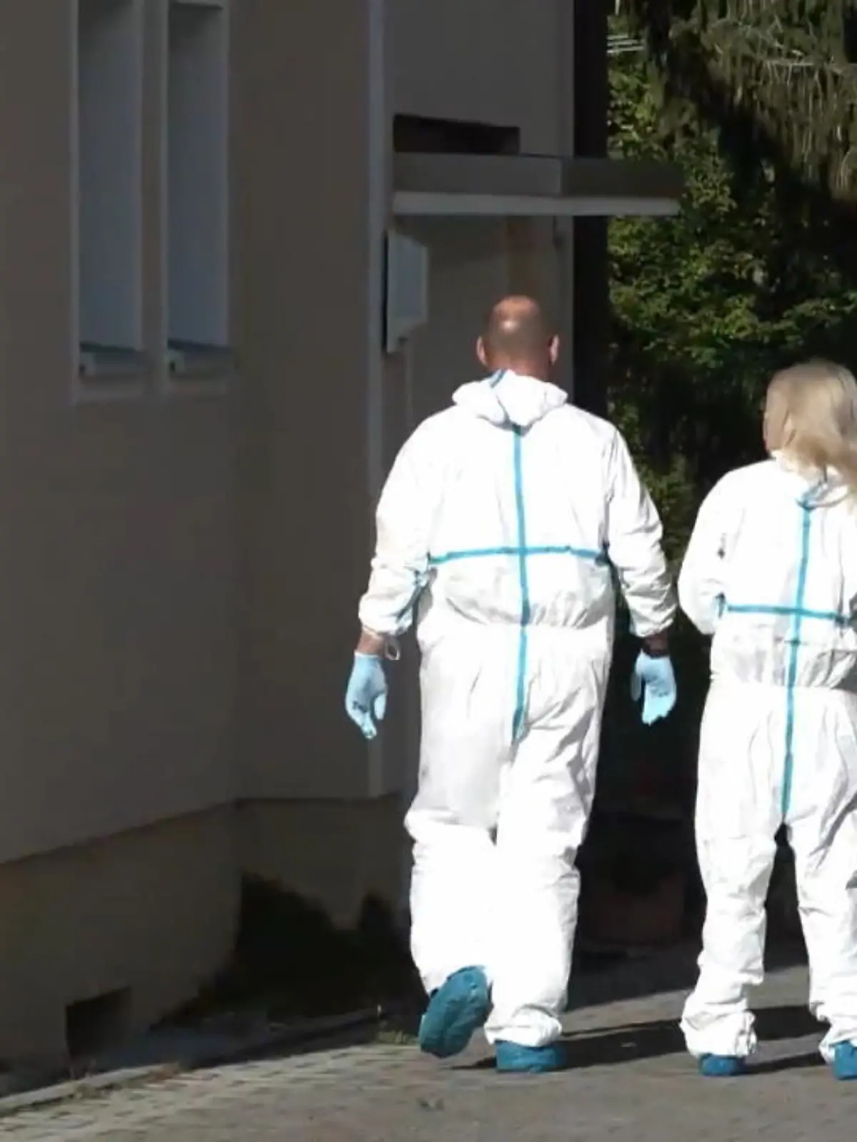 In Birkach, Mittelfranken, soll ein 39-jähriger Mann seine 67-jährige Schwiegermutter getötet haben. Nachbarn hatten wegen auffälliger Geräusche die Polizei gerufen. Die Beamten fanden die Frau leblos dort vor. Der Tatverdacht stellte sich nach den ersten Ermittlungen gegen den Schwiegersohn. Die Hintergründe werden nun ermittelt.