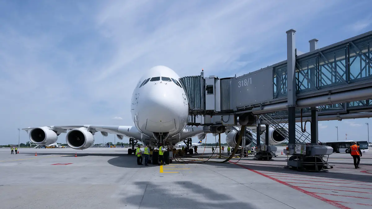 ARCHIV - 01.06.2023, Bayern, München: Eine Lufthansa-Maschine des Typs Airbus A380 steht auf dem Flughafen vor dem Abflug nach Boston am Gate. Die größeren Flughäfen in Deutschland sind aus Sicht der Verkehrspiloten noch sicherer geworden. (zu dpa «Piloten: Deutsche Flughäfen mit verbesserter Sicherheit») Foto: Sven Hoppe/dpa +++ dpa-Bildfunk +++