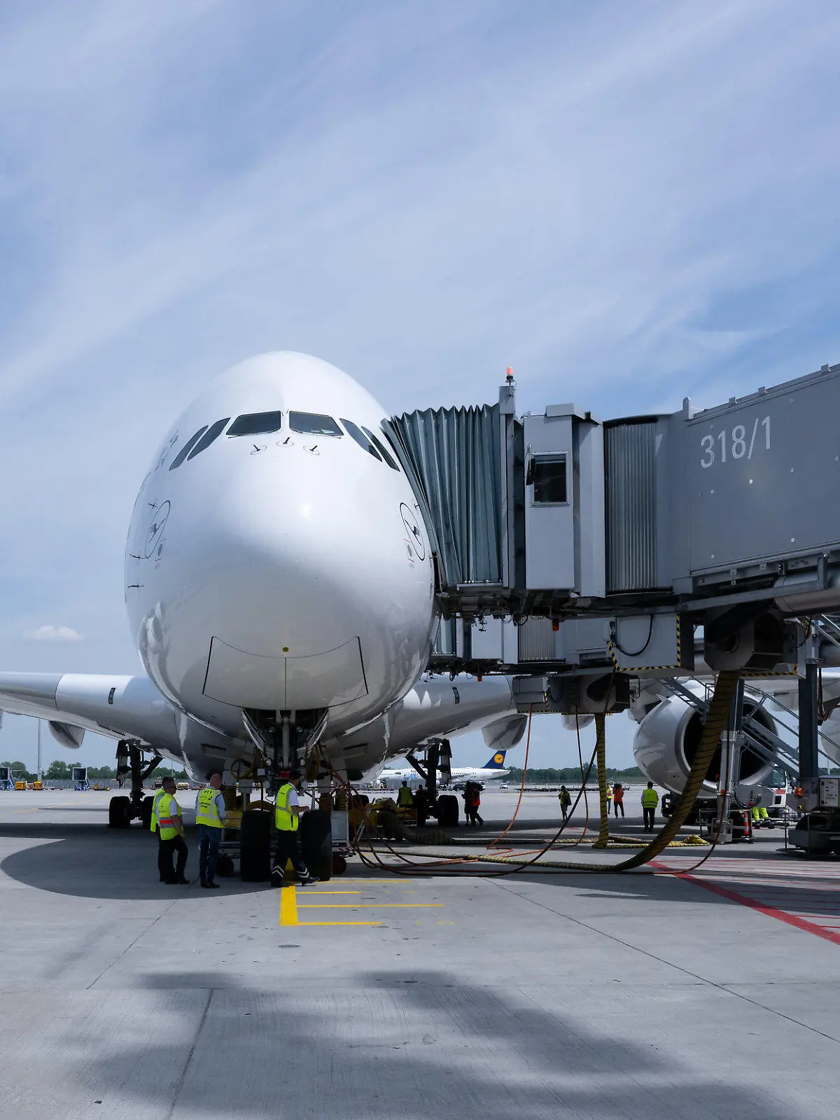 ARCHIV - 01.06.2023, Bayern, München: Eine Lufthansa-Maschine des Typs Airbus A380 steht auf dem Flughafen vor dem Abflug nach Boston am Gate. Die größeren Flughäfen in Deutschland sind aus Sicht der Verkehrspiloten noch sicherer geworden. (zu dpa «Piloten: Deutsche Flughäfen mit verbesserter Sicherheit») Foto: Sven Hoppe/dpa +++ dpa-Bildfunk +++