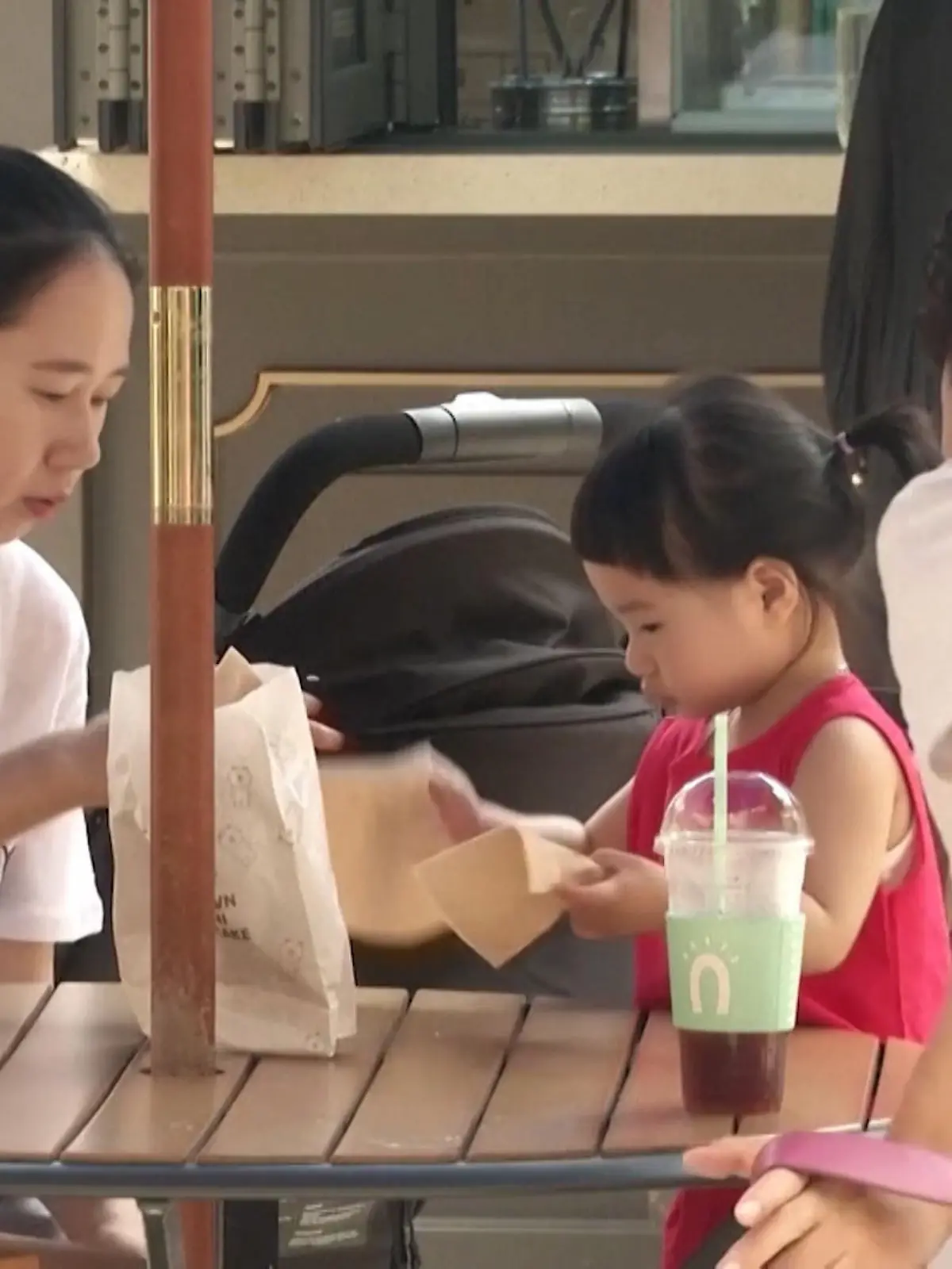 Die patriarchalischen Strukturen in Südkorea lösen sich langsam auf. Deswegen konzentrieren sich immer mehr Frauen auf ihre Karriere und lassen sich ihre Eizellen einfrieren, um später Kinder zu bekommen. Der Haken: Nur verheiratete Frauen, dürfen sich ihre Eizellen auch befruchtnen lassen