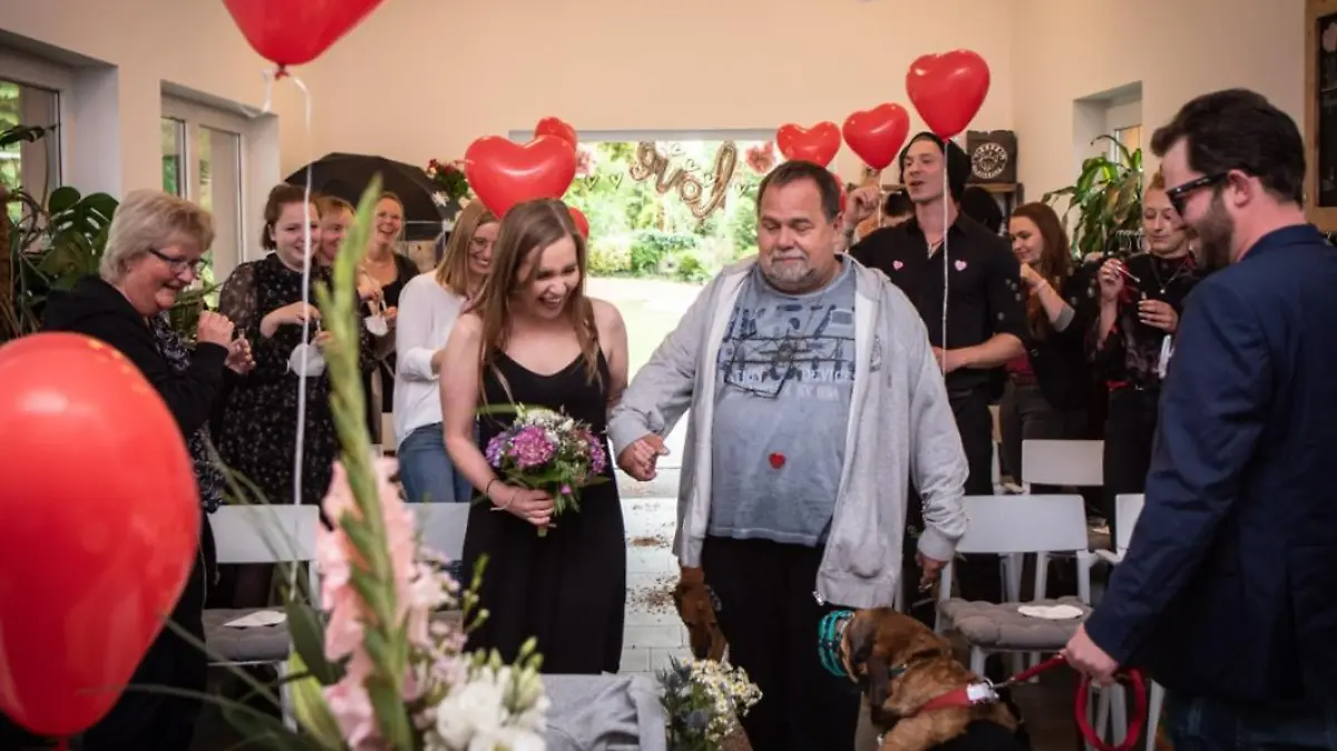 Die Braut kann es nicht glauben. Ihr Vater führt sie zum Altar.