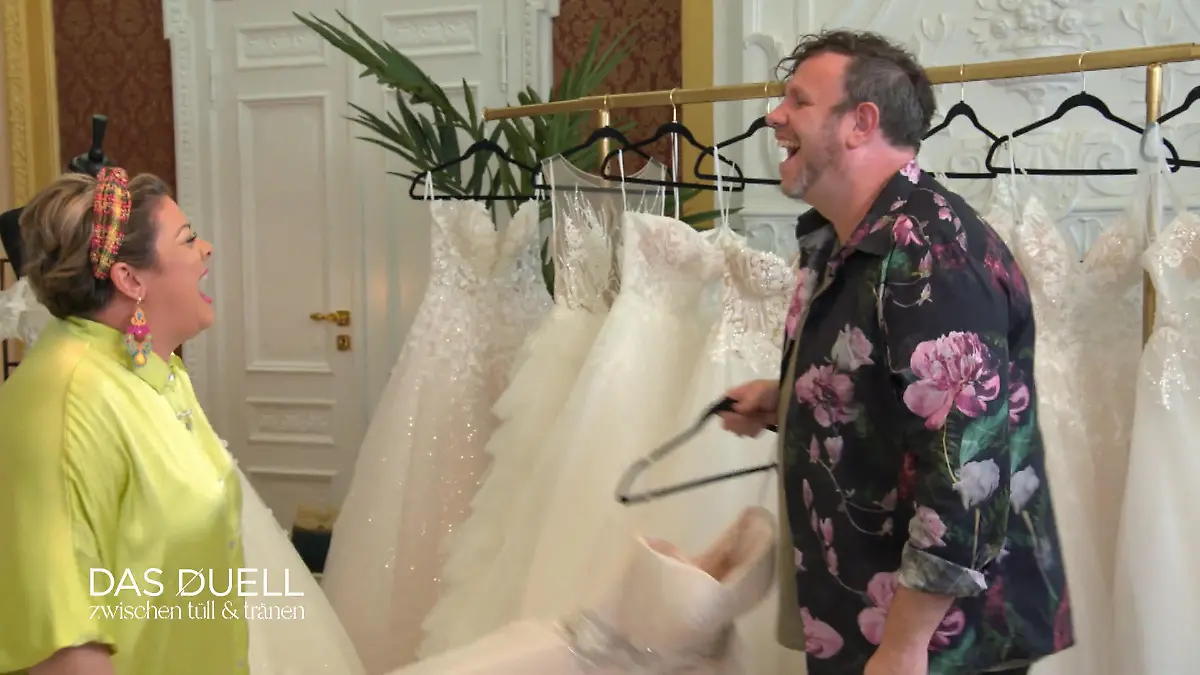 Vanessa und Christian haben dasselbe Kleid mitgebracht "Das ist doch meins"