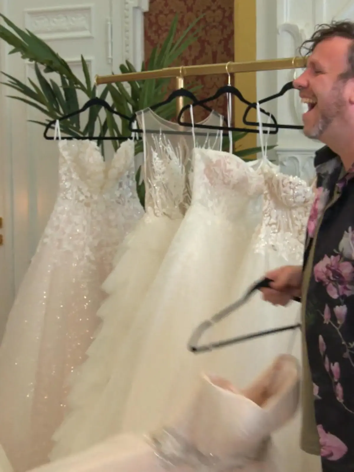 Bild zu: "Vanessa und Christian haben dasselbe Kleid mitgebracht"