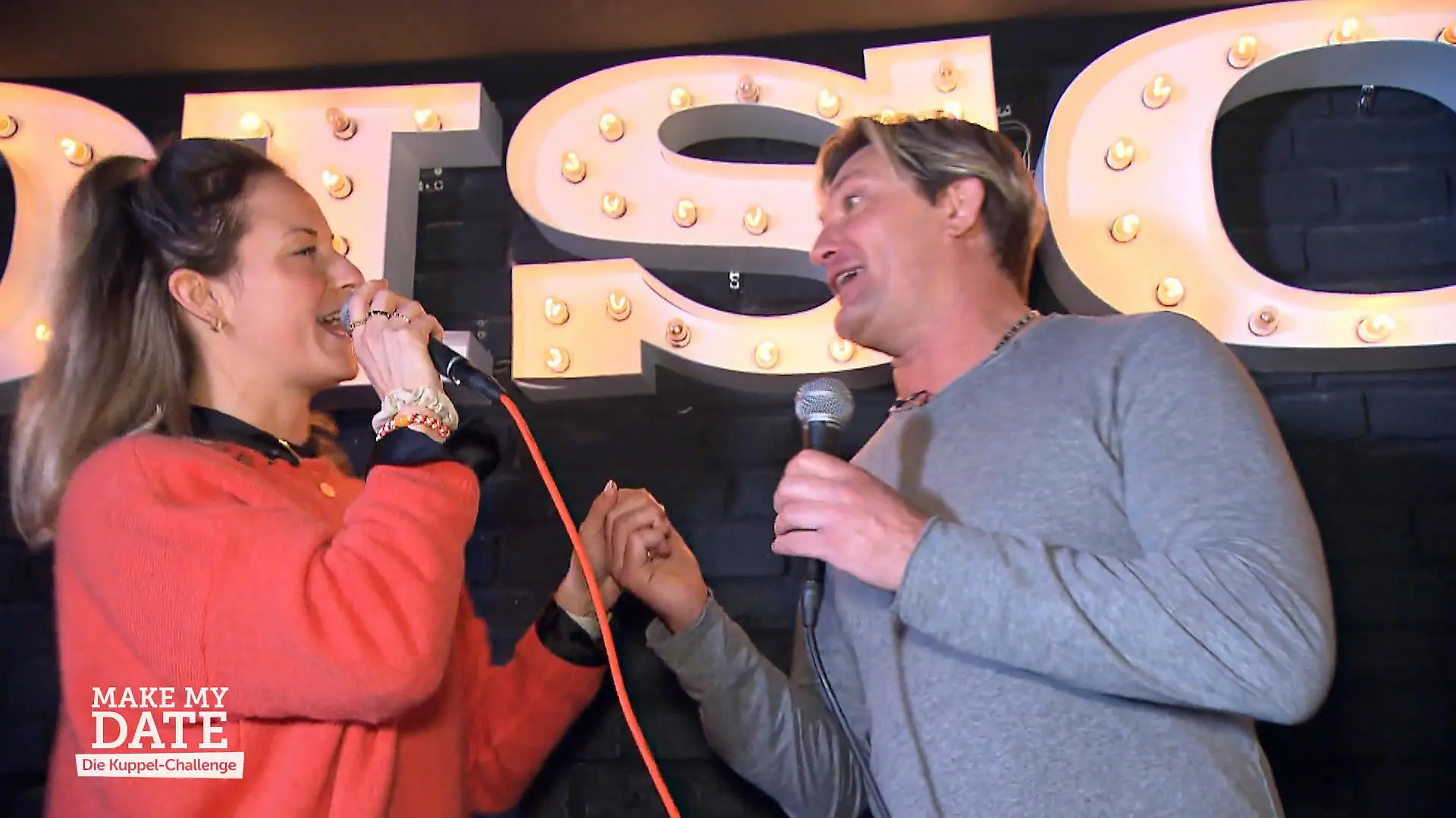 Schlagerfans Eva und Matze in der Karaoke-Bar Was für ein Auftritt!