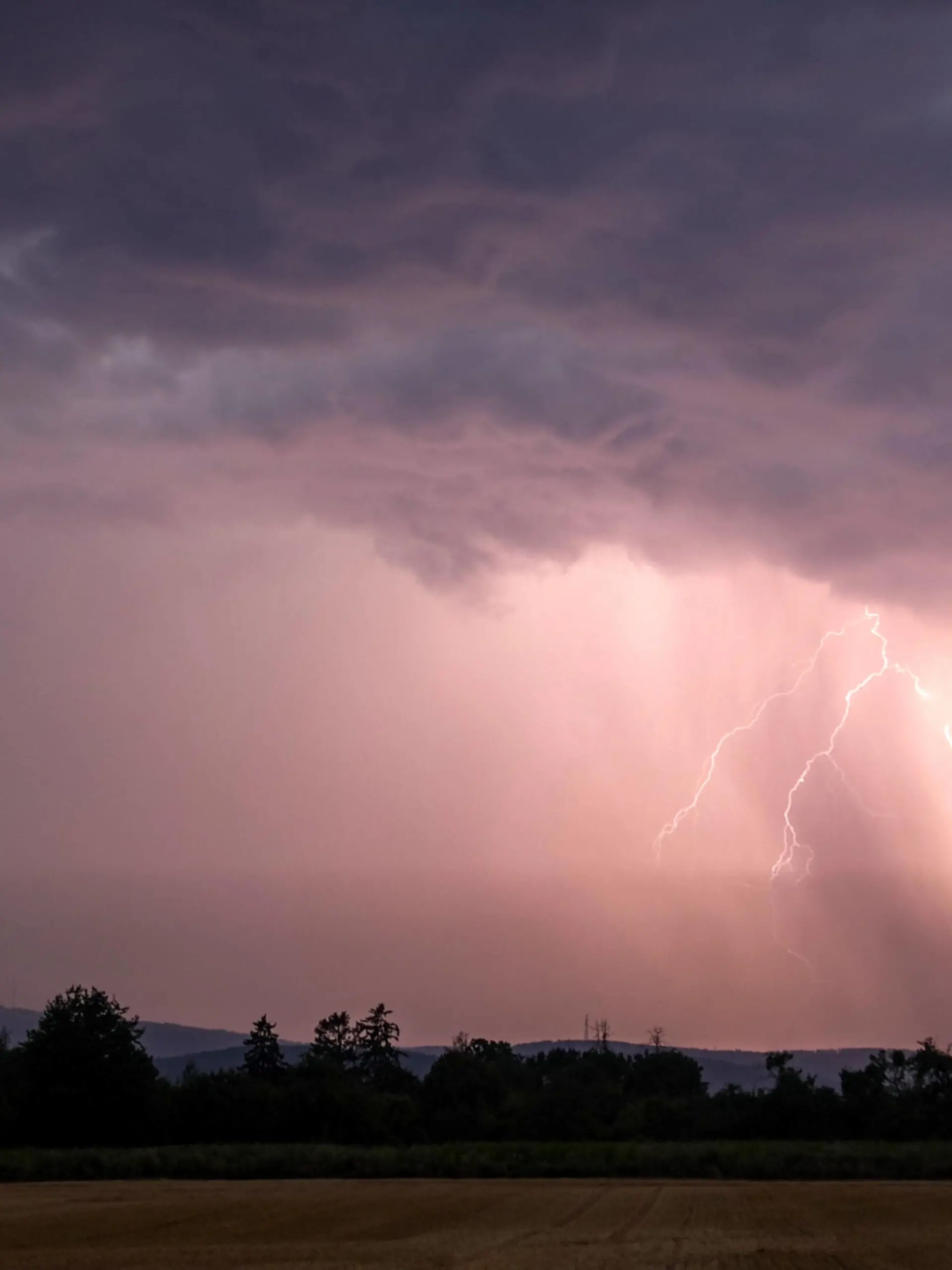 News Themen der Woche KW29 News Bilder des Tages Gewitter im Taunus Ein Gewitterblitz ist bei einer Gewitterzelle über dem Taunus mit dem Großen Feldberg zu sehen., Oberursel Hessen Deutschland *** Thunderstorm in Taunus A thunderstorm lightning is seen during a thunderstorm cell over the Taunus with the Großer Feldberg , Oberursel Hesse Germany