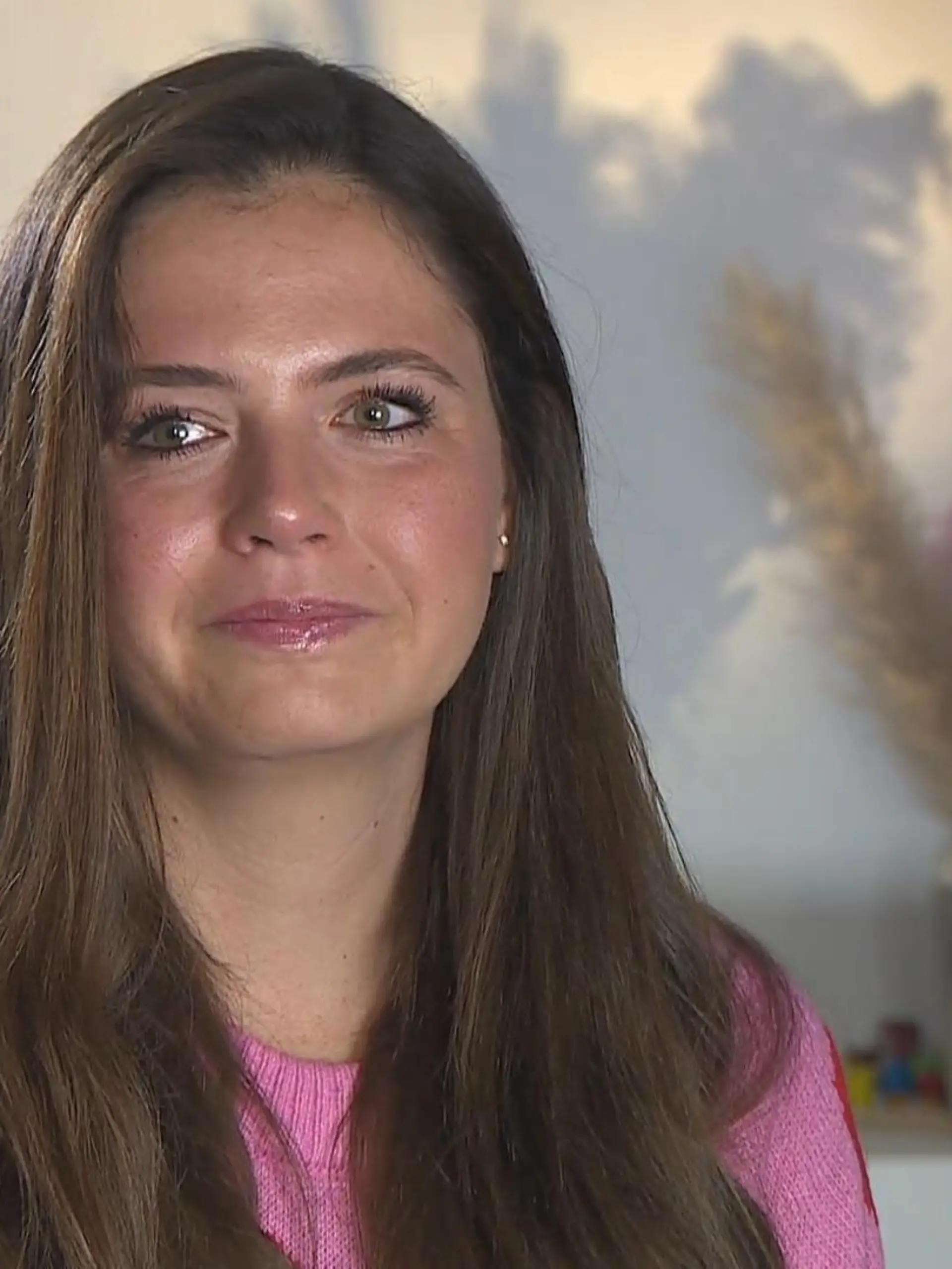 Bild zu: "Emily ist unzufrieden mit ihrem Erscheinungsbild"
