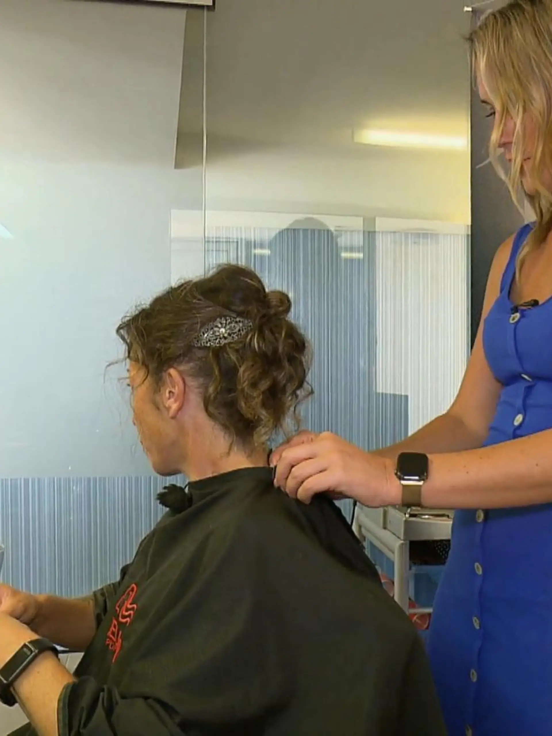 Bild zu: "Ulrike bekommt eine neue Frisur"