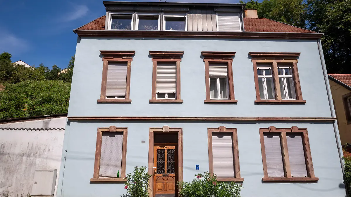29.07.2022, Saarland, Saarbrücken: Ein Blick auf die Front eines Hauses im Stadtteil Alt-Saarbrücken, wo eine 38-jährige Mutter ihre zwei kleinen Töchter über eine Brüstung auf der Rückseite des Hauses fünf Meter in die Tiefe gestürzt hat und anschließend hinterher sprang. Ein dreijähriges Mädchen starb nach dem Sturz vom Donnerstagabend, die einjährige Schwester und die Mutter überlebten schwer verletzt. Die Polizei ermittelt wegen Mordes und versuchten Mordes zum Nachteil der Kinder, wie der Sprecher sagte. Foto: Harald Tittel/dpa +++ dpa-Bildfunk +++
