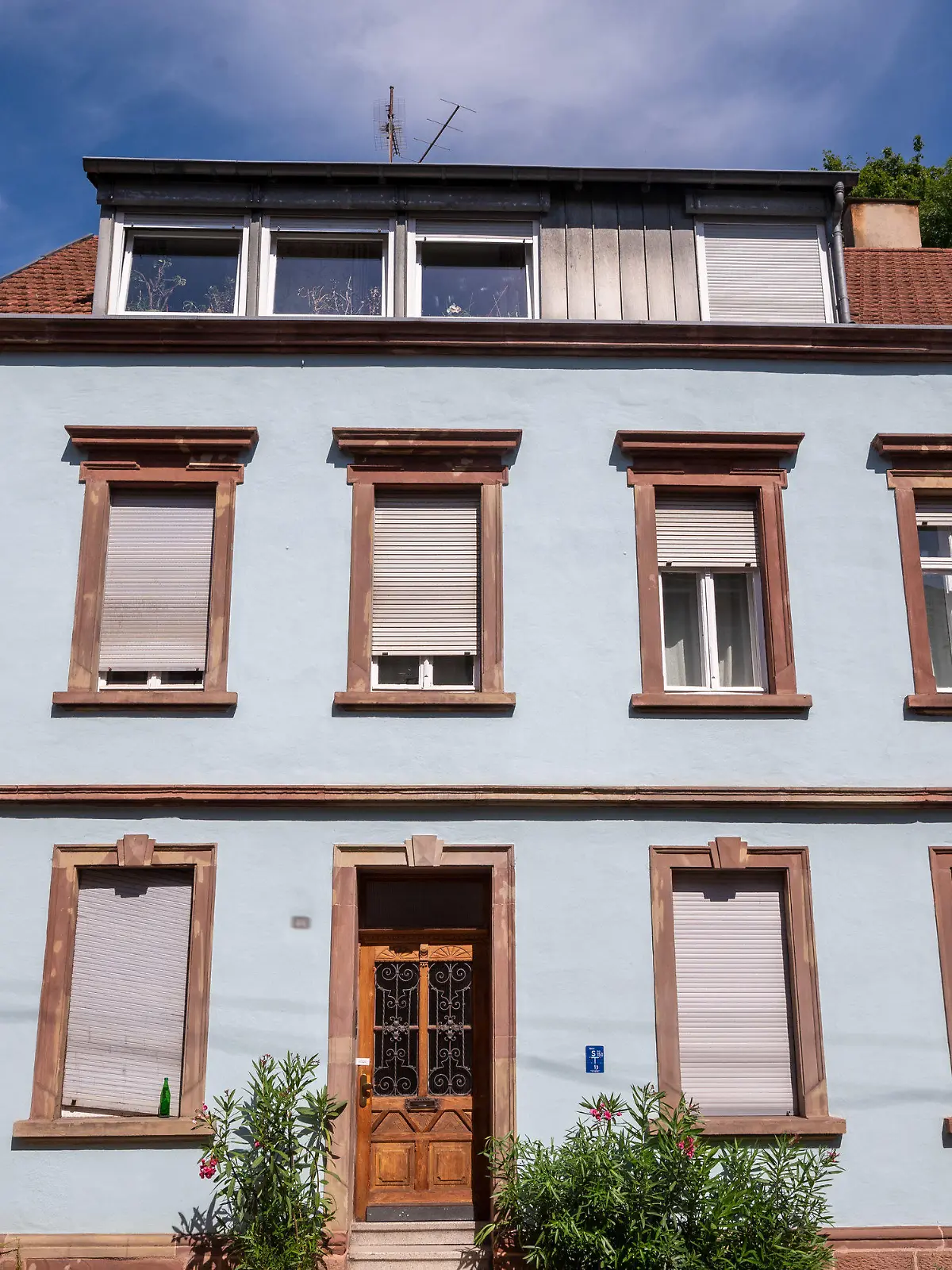 29.07.2022, Saarland, Saarbrücken: Ein Blick auf die Front eines Hauses im Stadtteil Alt-Saarbrücken, wo eine 38-jährige Mutter ihre zwei kleinen Töchter über eine Brüstung auf der Rückseite des Hauses fünf Meter in die Tiefe gestürzt hat und anschließend hinterher sprang. Ein dreijähriges Mädchen starb nach dem Sturz vom Donnerstagabend, die einjährige Schwester und die Mutter überlebten schwer verletzt. Die Polizei ermittelt wegen Mordes und versuchten Mordes zum Nachteil der Kinder, wie der Sprecher sagte. Foto: Harald Tittel/dpa +++ dpa-Bildfunk +++