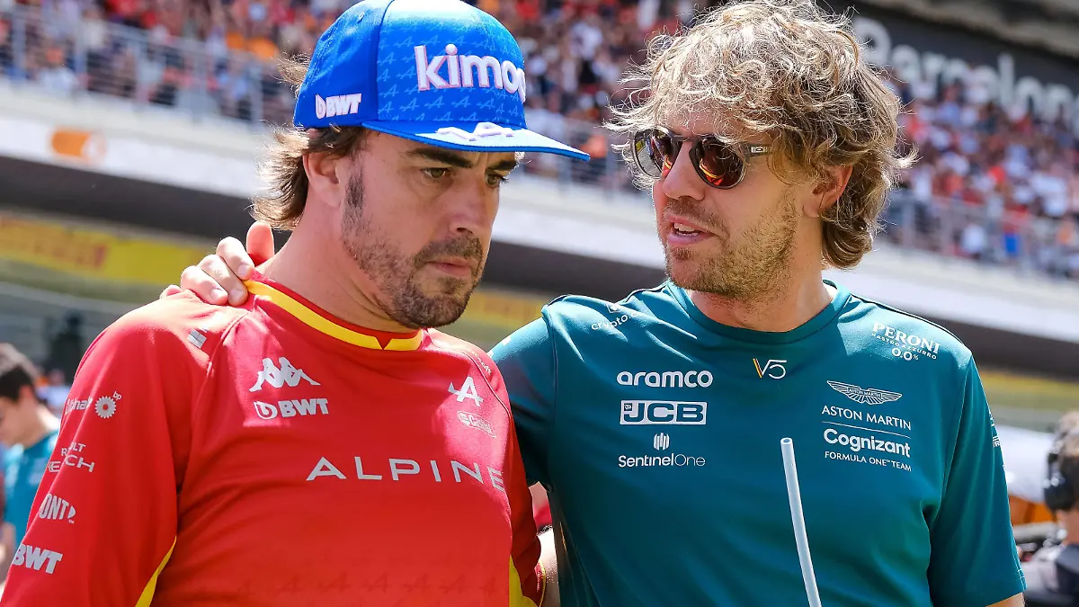 Fernando Alonso ESP, BWT Alpine F1 Team, 14 mit Sebastian Vettel GER, Aston Martin Aramco Cognizant F1 Team, 5 , ESP, Formula One Pirelli Gran Premio de Espana, Formel 1, Sunday, Saison 2022, 22.05.2022, ESP, Formula One Pirelli Gran Premio de Espana, Formel 1, Sunday, Saison 2022, 22.05.2022, Barcelona *** Fernando Alonso ESP, BWT Alpine F1 Team, 14 with Sebastian Vettel GER, Aston Martin Aramco Cognizant F1 Team, 5 , ESP, Formula One Pirelli Gran Premio de Espana, Formula 1, Sunday, 2022 season, 22 05 2022, ESP, Formula One Pirelli Gran Premio de Espana, Formula 1, Sunday, 2022 season, 22 05 2022, Barcelona Copyright: xEibner-Pressefotox EP_EER
