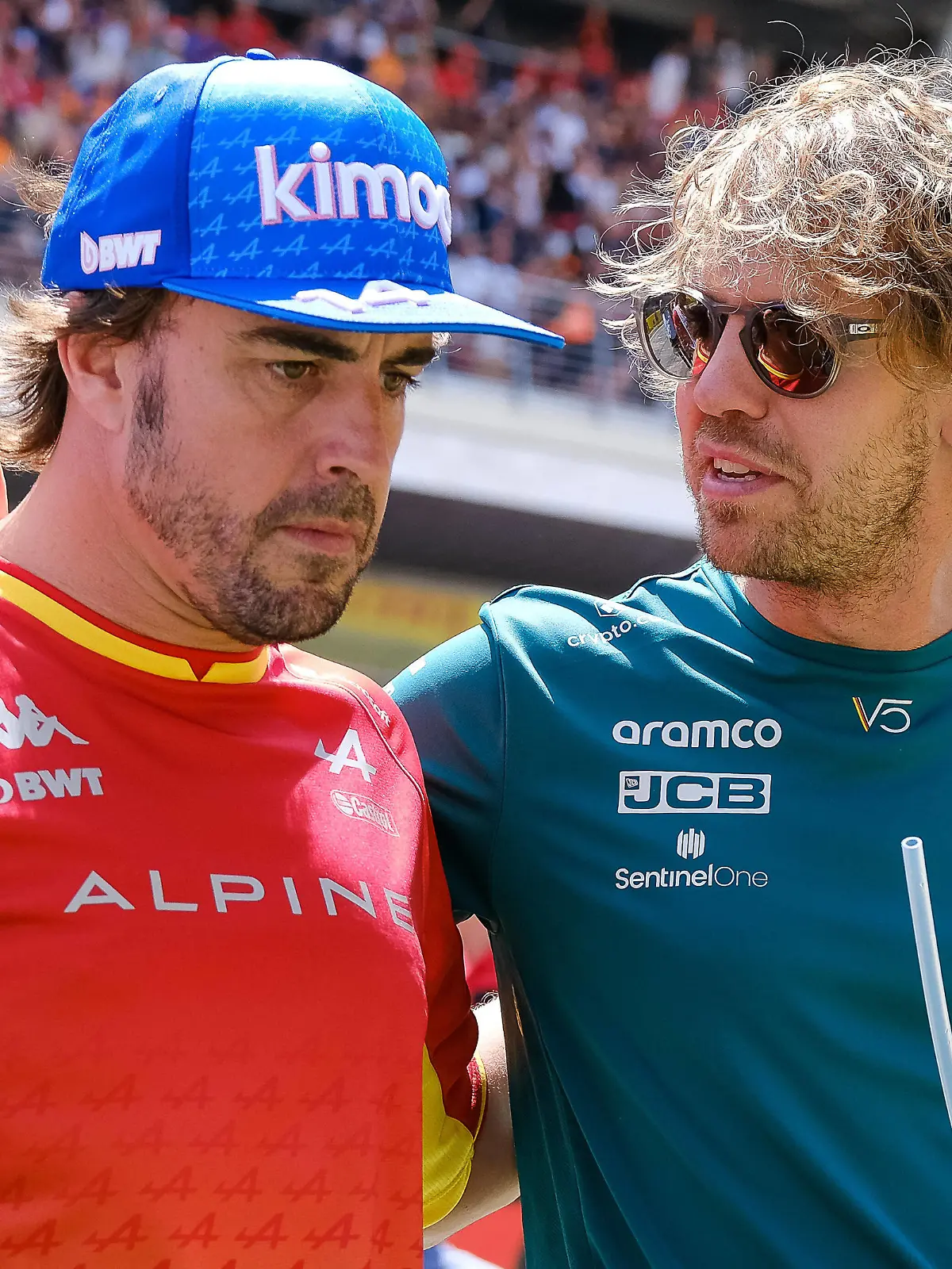 Fernando Alonso ESP, BWT Alpine F1 Team, 14 mit Sebastian Vettel GER, Aston Martin Aramco Cognizant F1 Team, 5 , ESP, Formula One Pirelli Gran Premio de Espana, Formel 1, Sunday, Saison 2022, 22.05.2022, ESP, Formula One Pirelli Gran Premio de Espana, Formel 1, Sunday, Saison 2022, 22.05.2022, Barcelona *** Fernando Alonso ESP, BWT Alpine F1 Team, 14 with Sebastian Vettel GER, Aston Martin Aramco Cognizant F1 Team, 5 , ESP, Formula One Pirelli Gran Premio de Espana, Formula 1, Sunday, 2022 season, 22 05 2022, ESP, Formula One Pirelli Gran Premio de Espana, Formula 1, Sunday, 2022 season, 22 05 2022, Barcelona Copyright: xEibner-Pressefotox EP_EER 