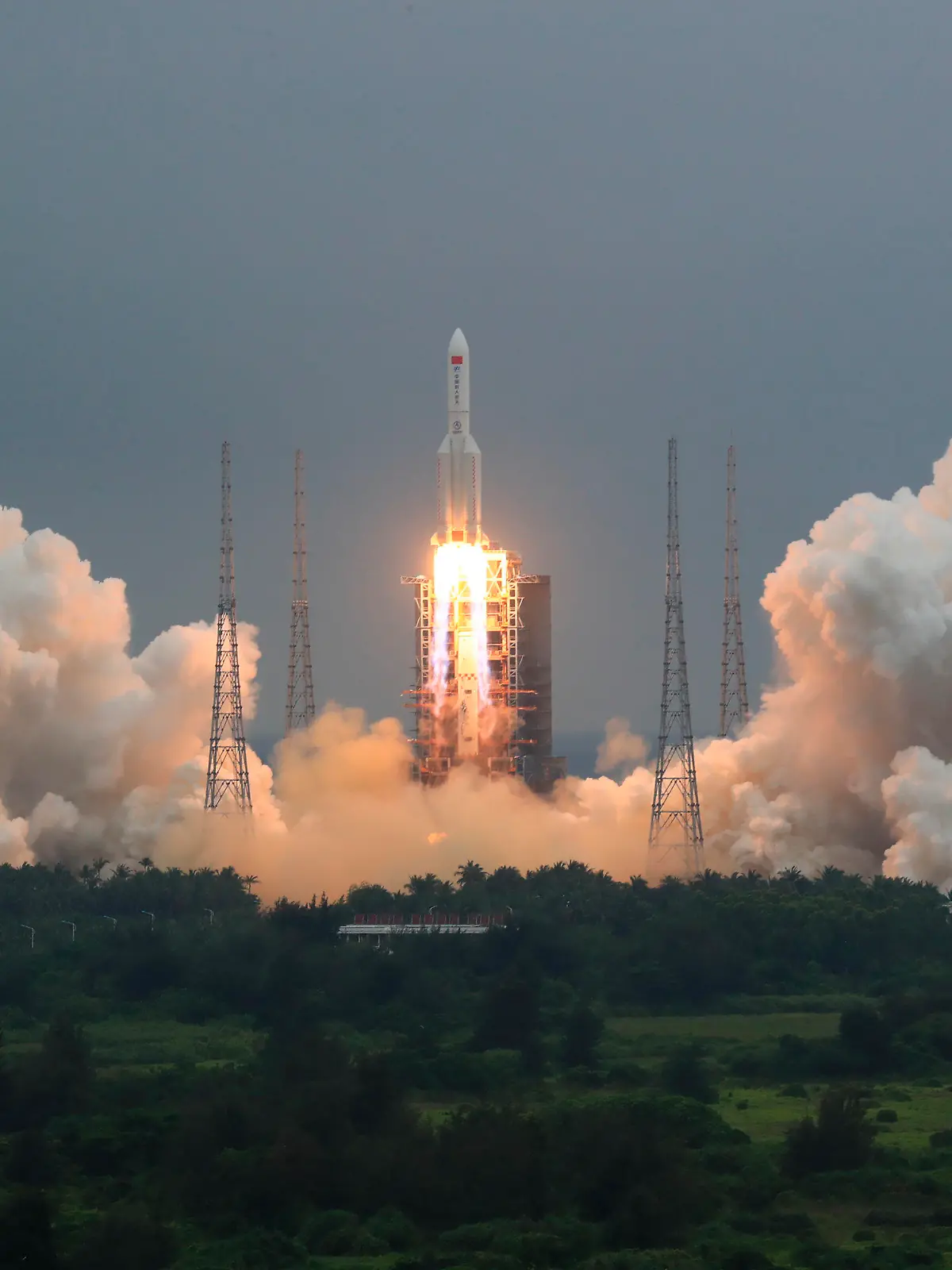 ARCHIV - 28.04.2021, China, Wenchang: In diesem von der chinesischen Nachrichtenagentur Xinhua veröffentlichten Dateifoto vom 29. April 2021 hebt eine Langer-Marsch-5B-Rakete mit einem Modul für eine chinesische Raumstation von der Wenchang Spacecraft Launch Site in Wenchang in der südchinesischen Provinz Hainan ab. Das zentrale Raketensegment, das den 22,5 Tonnen schweren Kern von Chinas neuester Raumstation in die Umlaufbahn gebracht hat, soll bereits am Samstag an einem unbekannten Ort wieder auf die Erde stürzen. Foto: Ju Zhenhua/Xinhua via AP/dpa +++ dpa-Bildfunk +++