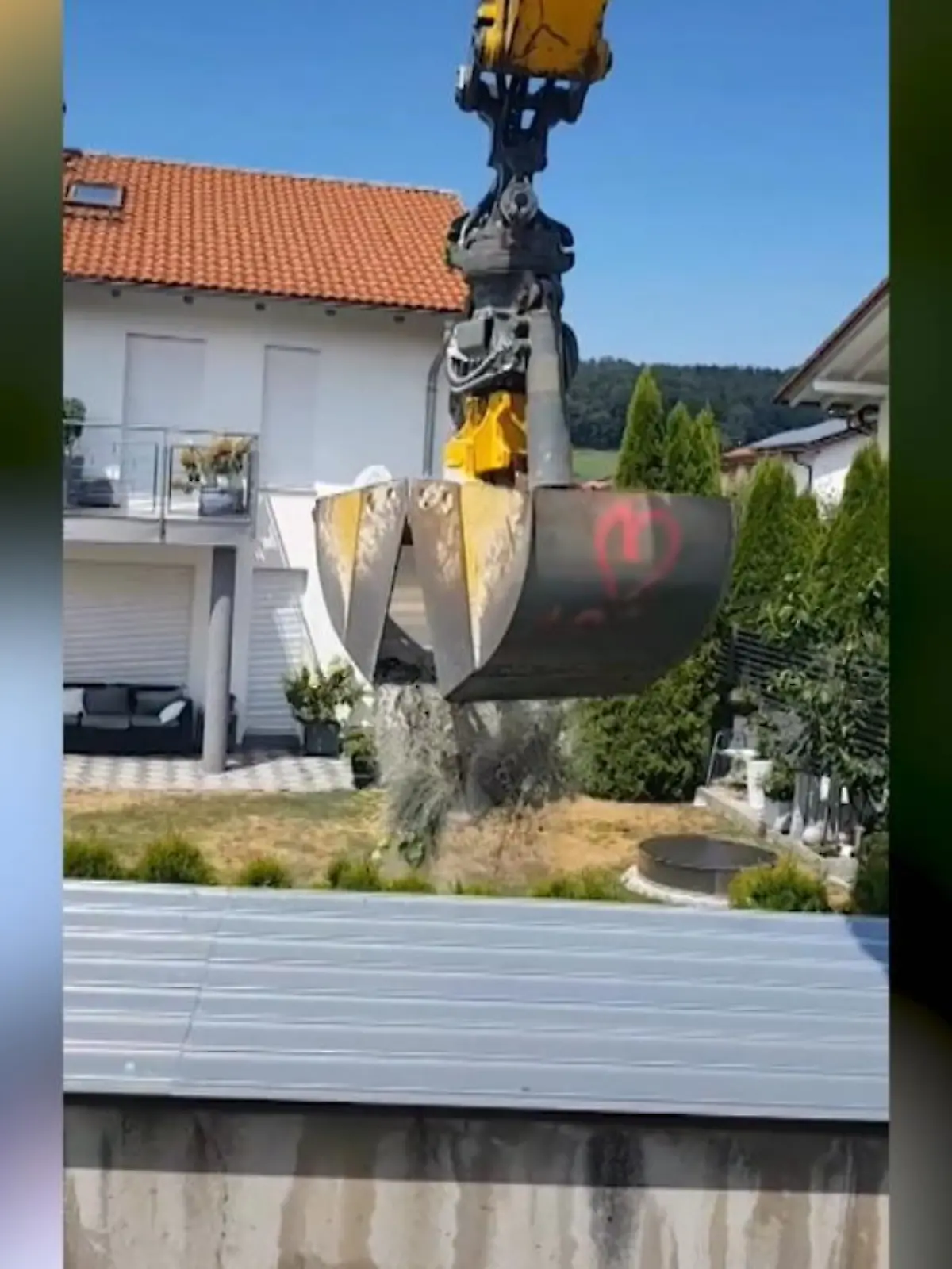 Da hat wohl jemand die Baustelle hinter dem Haus nicht mitbekommen! Mit den Worten „HIER, kannst deine Sch**ße zurück haben!“ wirft dieser Baggerfahrer einen Haufen Biomüll in den Garten eines Reihenhauses.