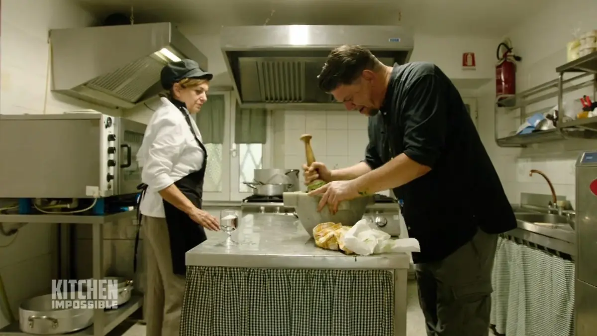 Tim Mälzer gerät ins Schwitzen Das Pesto-Mörsern hat Tim Mälzer unterschätzt