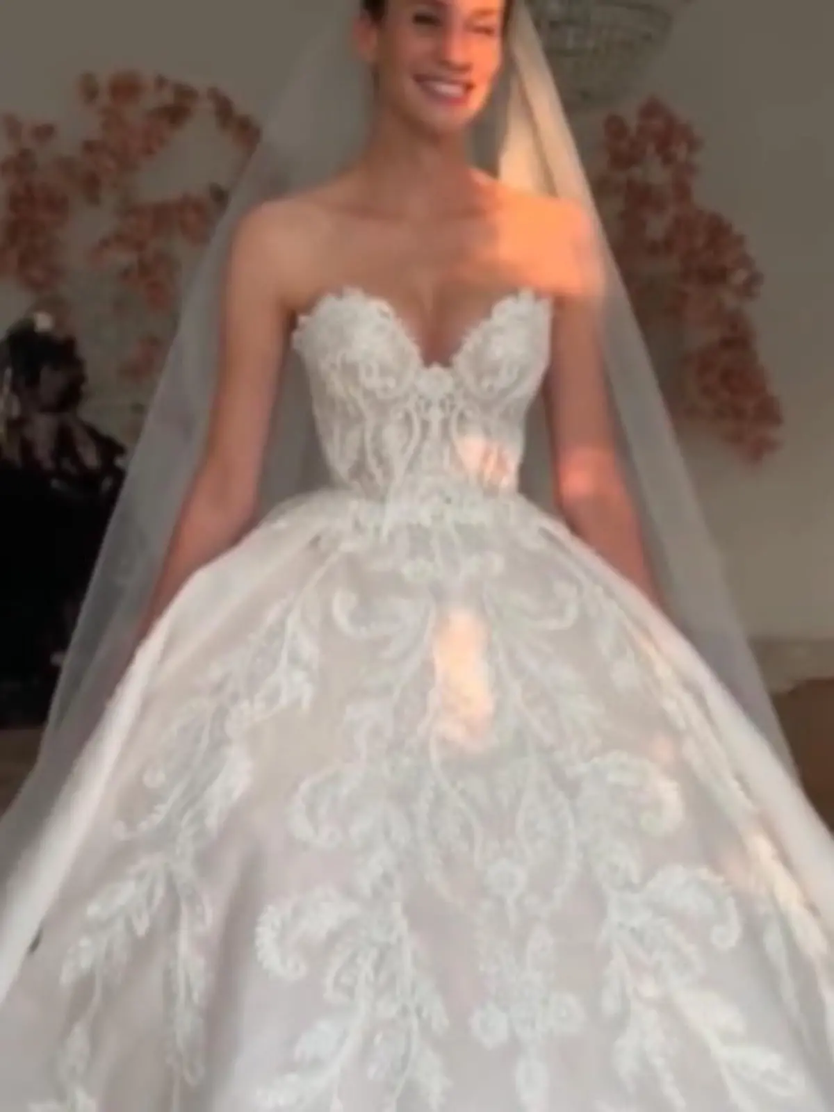 Bild zu: "Betty Taube zeigt uns ihr Hochzeitskleid!"