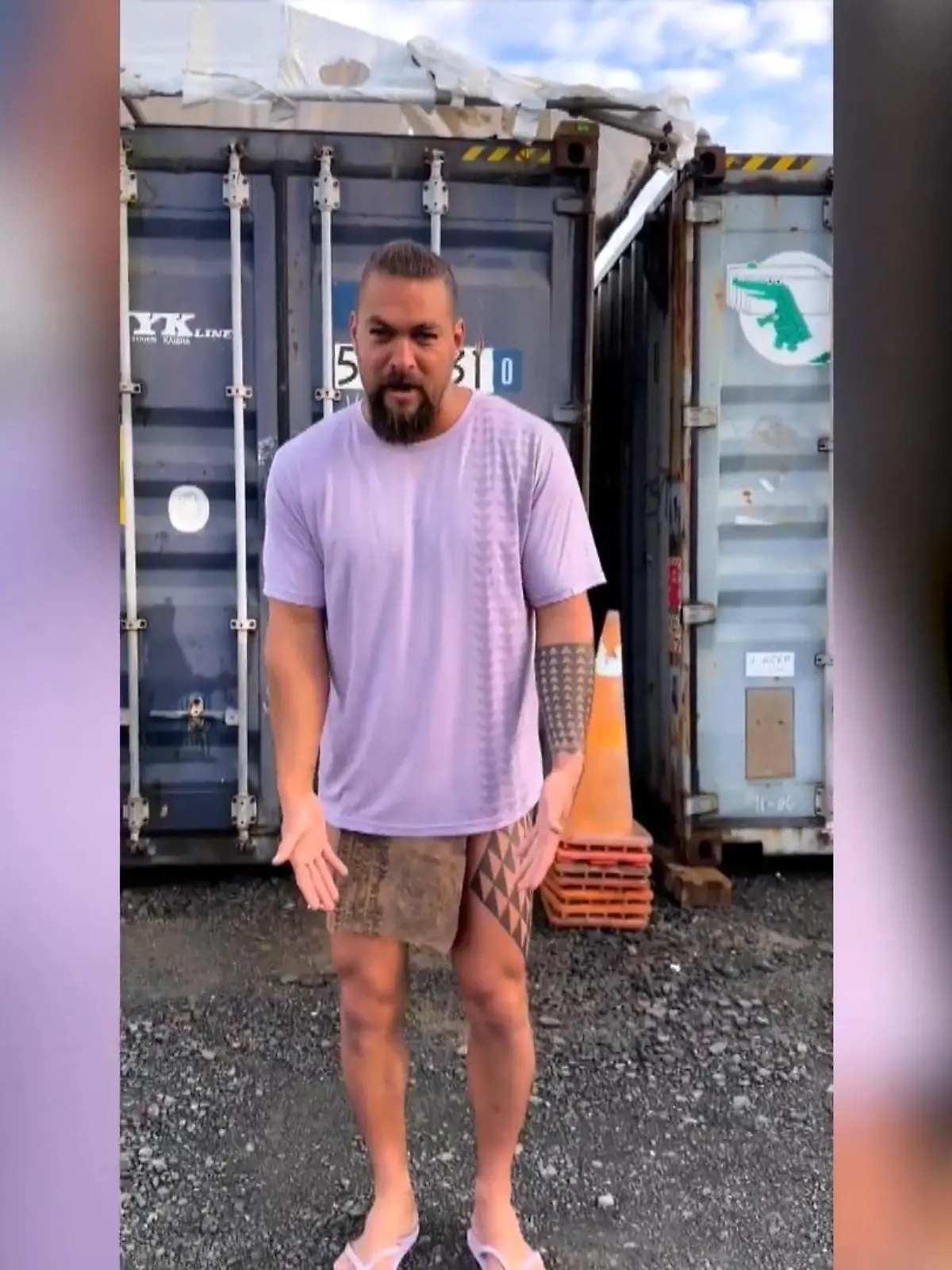 Bild zu: "Jason Momoa zeigt seinen nackten Po"