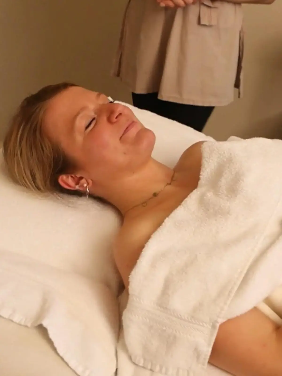 Die Lymph-Massage macht laut den Stars nicht nur schön, sondern auch gesund! Reporterin Linda Lux hat es ausprobiert und sich die spezielle Massage einmal genauer angeschaut.
