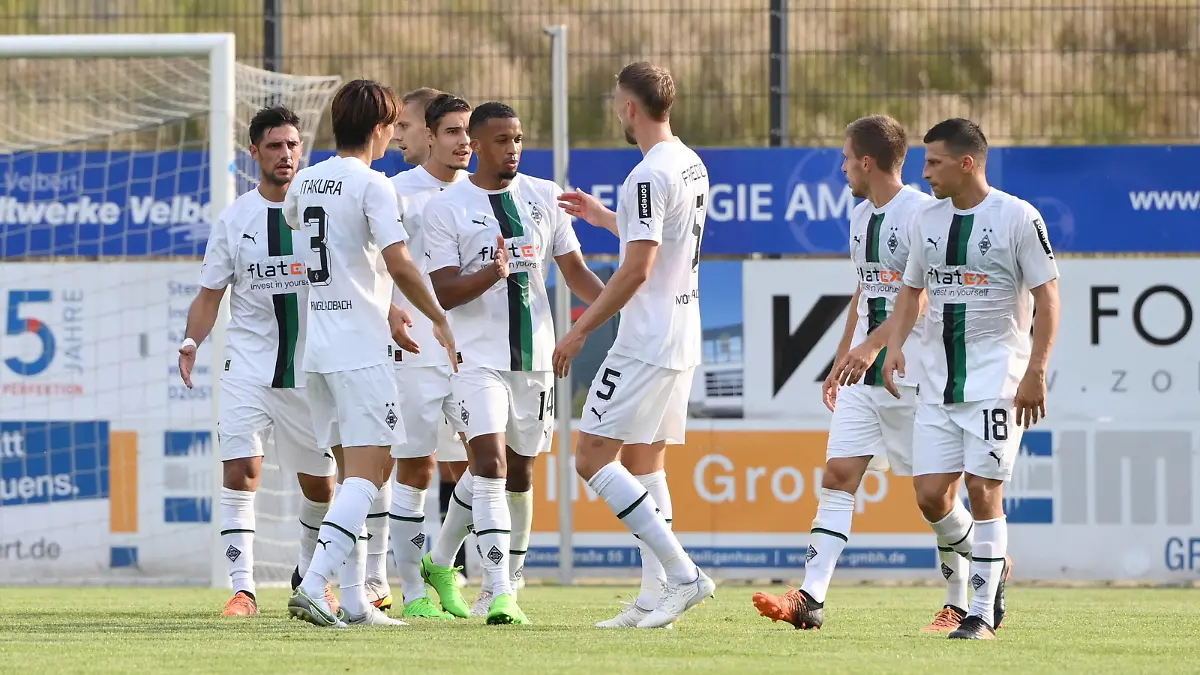 Sport Bilder des Tages Jubel Gladbach 1:1, Torschütze Alassane Plea Borussia Moenchengladbach, mi., wird gefeiert 20.07.2022, Fussball GER, Saison 2022/2023, Testspiel in Velbert, Borussia Mönchengladbach - RKC Waalwijk, Foto: Maik Hölter/TEAM2sportphoto Velbert IMS Arena Nordrhein Westfalen Deutschland *** Cheers Gladbach 1 1, scorer Alassane Plea Borussia Moenchengladbach , mi , is celebrated 20 07 2022, football GER, season 2022 2023, test match in Velbert, Borussia Moenchengladbach RKC Waalwijk, photo Maik Hölter TEAM2sportphoto Velbert IMS Arena Nordrhein Westfalen Germany Team2