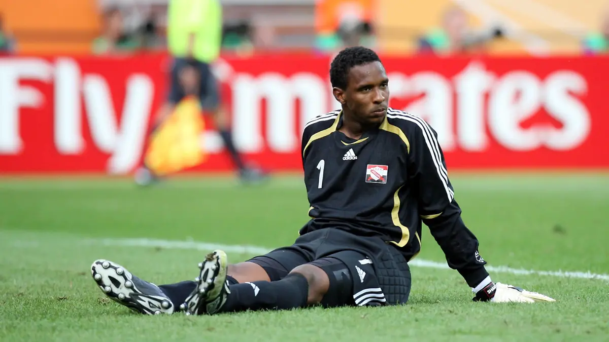 Bildnummer: 02769711  Datum: 15.06.2006  Copyright: imago/Ulmer
Torwart Shaka Hislop (Trinidad und Tobago) enttäuscht am Boden - PUBLICATIONxINxGERxAUTxJPNxHUNxONLY; quer, sitzen, Rasen, Blick WM 2006, Gruppe B, Nationalmannschaft, Nationaltrikot, Vdig Nürnberg Fußball Länderspiel Herren Mannschaft Einzelbild pessimistisch Aktion Personen