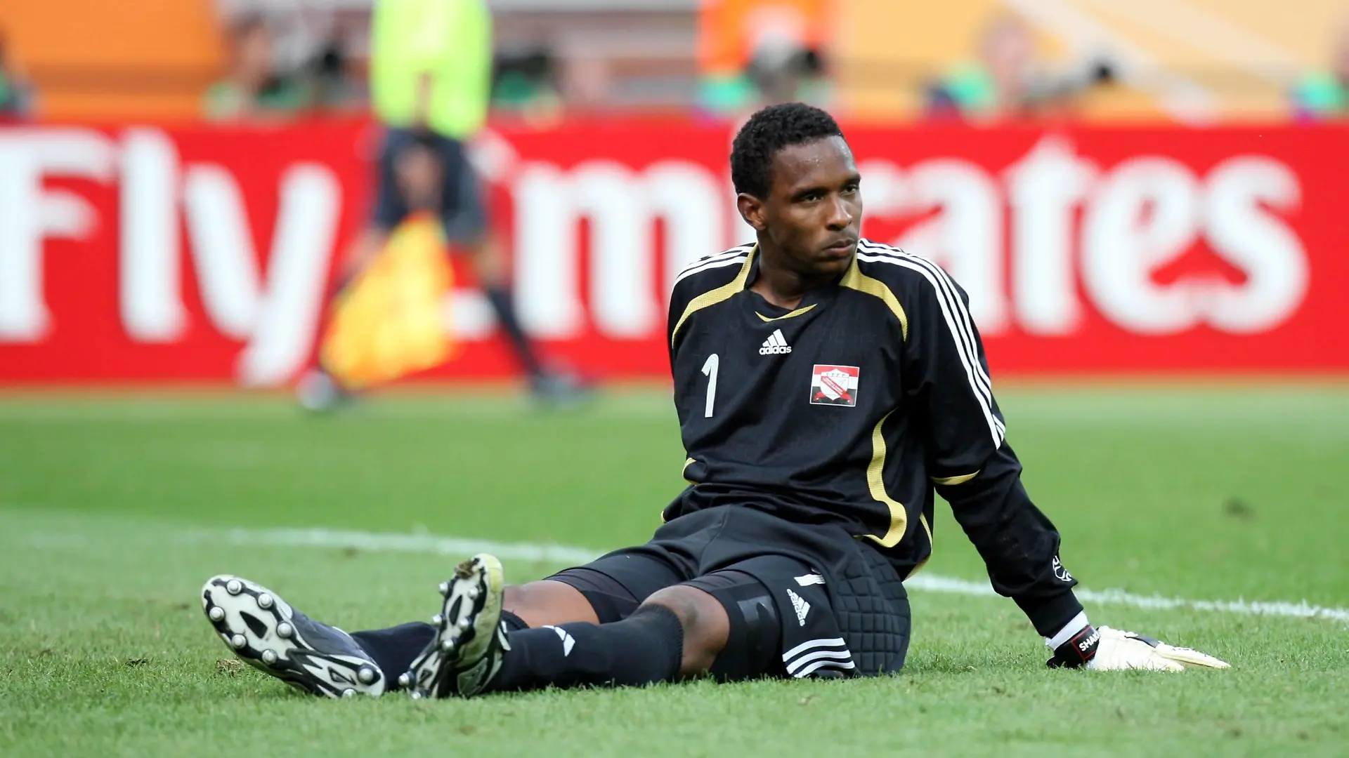 Bildnummer: 02769711  Datum: 15.06.2006  Copyright: imago/Ulmer
Torwart Shaka Hislop (Trinidad und Tobago) enttäuscht am Boden - PUBLICATIONxINxGERxAUTxJPNxHUNxONLY; quer, sitzen, Rasen, Blick WM 2006, Gruppe B, Nationalmannschaft, Nationaltrikot, Vdig Nürnberg Fußball Länderspiel Herren Mannschaft Einzelbild pessimistisch Aktion Personen