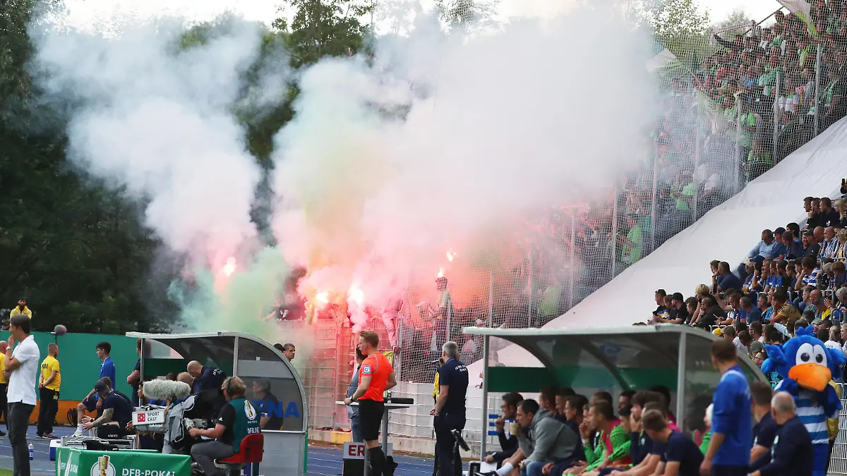  Carl Zeiss Jena vs. VfL, DFB Pokal 1. Runde Jena, 30.07.2022, FUßBALL - FC Carl Zeiss Jena vs. VfL Wolfsburg, 1. Runde DFB Pokal, Saison 2022/23. VfL Fans zünden Bengalos Jena *** Carl Zeiss Jena vs VfL, DFB Pokal 1 round Jena, 30 07 2022, FOOTBALL FC Carl Zeiss Jena vs VfL Wolfsburg, 1 round DFB Pokal, season 2022 23 VfL fans ignite Bengalos Jena