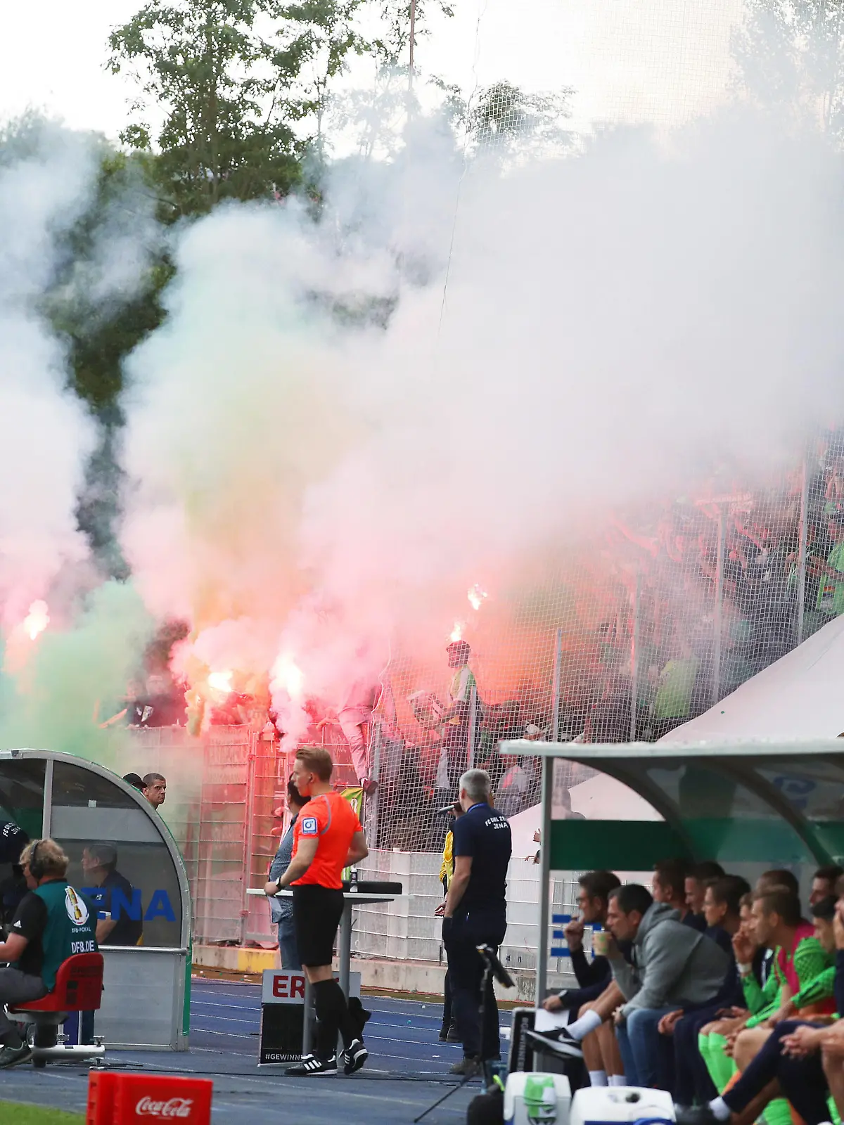  Carl Zeiss Jena vs. VfL, DFB Pokal 1. Runde Jena, 30.07.2022, FUßBALL - FC Carl Zeiss Jena vs. VfL Wolfsburg, 1. Runde DFB Pokal, Saison 2022/23. VfL Fans zünden Bengalos Jena *** Carl Zeiss Jena vs VfL, DFB Pokal 1 round Jena, 30 07 2022, FOOTBALL FC Carl Zeiss Jena vs VfL Wolfsburg, 1 round DFB Pokal, season 2022 23 VfL fans ignite Bengalos Jena