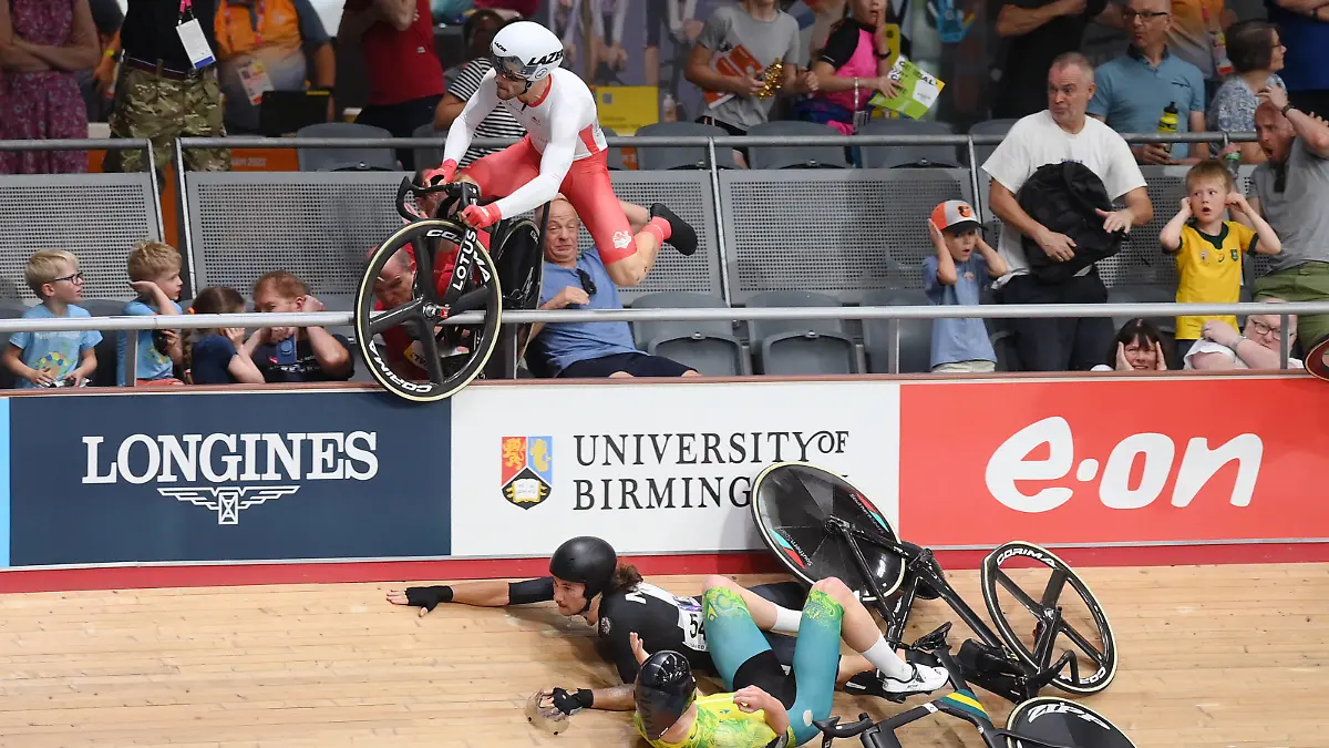  COM22 CYCLING QUALIFYING, Matt Walls of England left along with George Jackson of New Zealand and Joshua Duffy of Australia during a crash in the Mens 15km Scratch Race on Day 3 of the XXII Commonwealth Games at the Lee Valley VeloPark in Birmingham, England, Sunday, July 31, 2022.  ACHTUNG: NUR REDAKTIONELLE NUTZUNG, KEINE ARCHIVIERUNG UND KEINE BUCHNUTZUNG BIRMINGHAM UNITED KINGDOM PUBLICATIONxINxGERxSUIxAUTxONLY Copyright: xALEXxBROADWAYx 20220731001685191151
