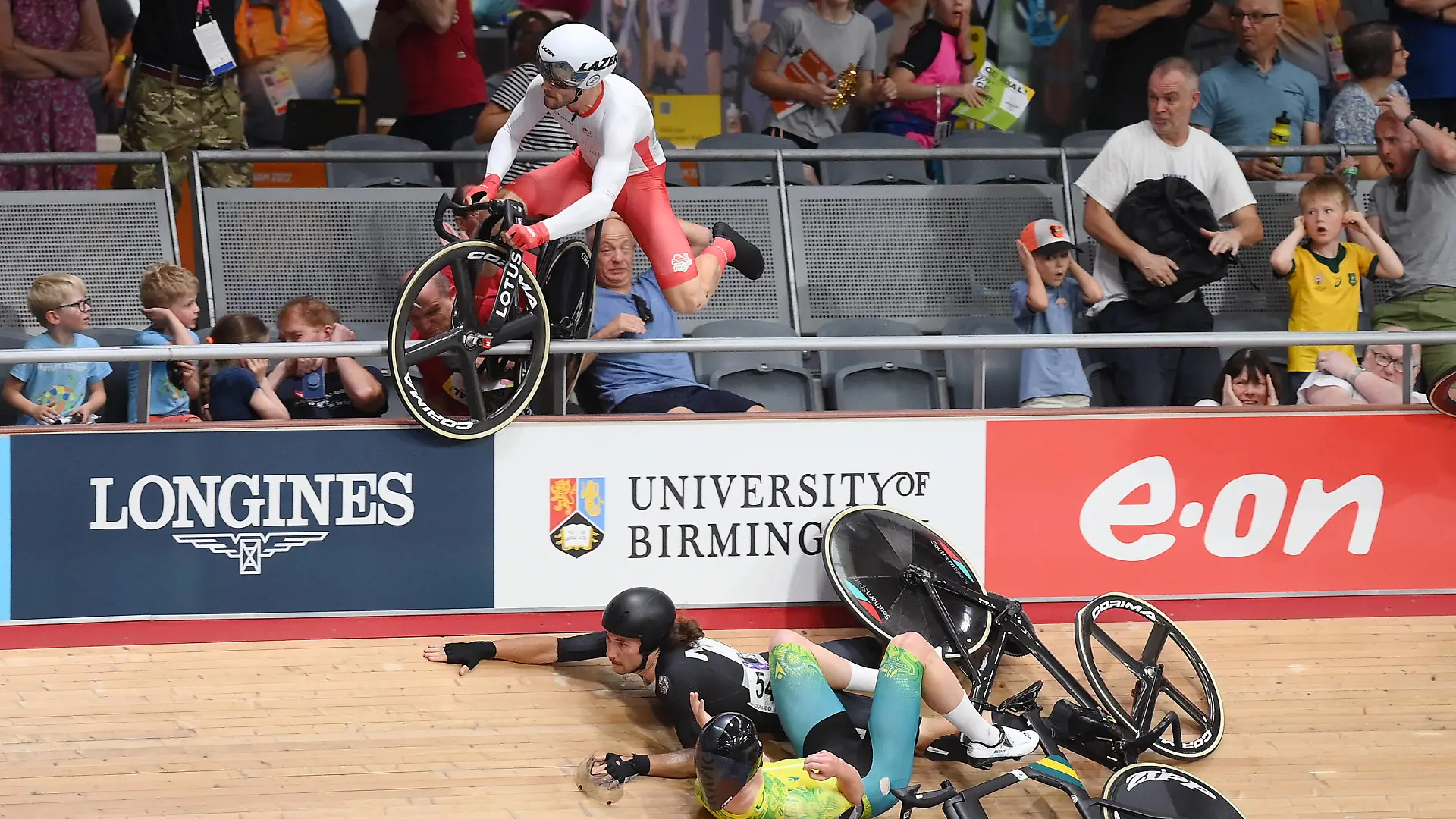 COM22 CYCLING QUALIFYING, Matt Walls of England left along with George Jackson of New Zealand and Joshua Duffy of Australia during a crash in the Mens 15km Scratch Race on Day 3 of the XXII Commonwealth Games at the Lee Valley VeloPark in Birmingham, England, Sunday, July 31, 2022. ACHTUNG: NUR REDAKTIONELLE NUTZUNG, KEINE ARCHIVIERUNG UND KEINE BUCHNUTZUNG BIRMINGHAM UNITED KINGDOM PUBLICATIONxINxGERxSUIxAUTxONLY Copyright: xALEXxBROADWAYx 20220731001685191151